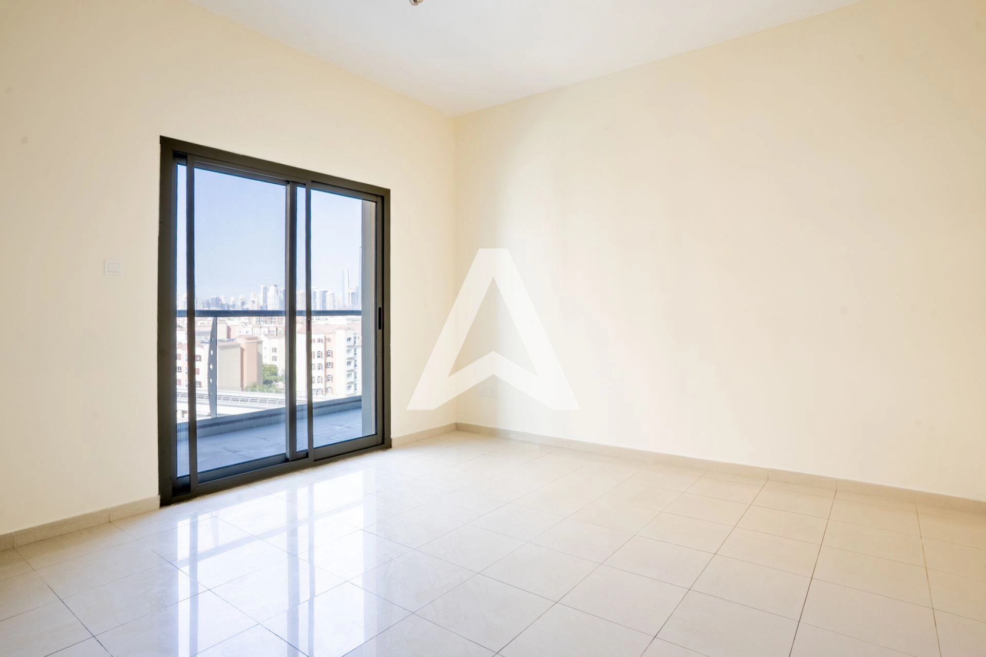 Displayed image from the thumbnail slider