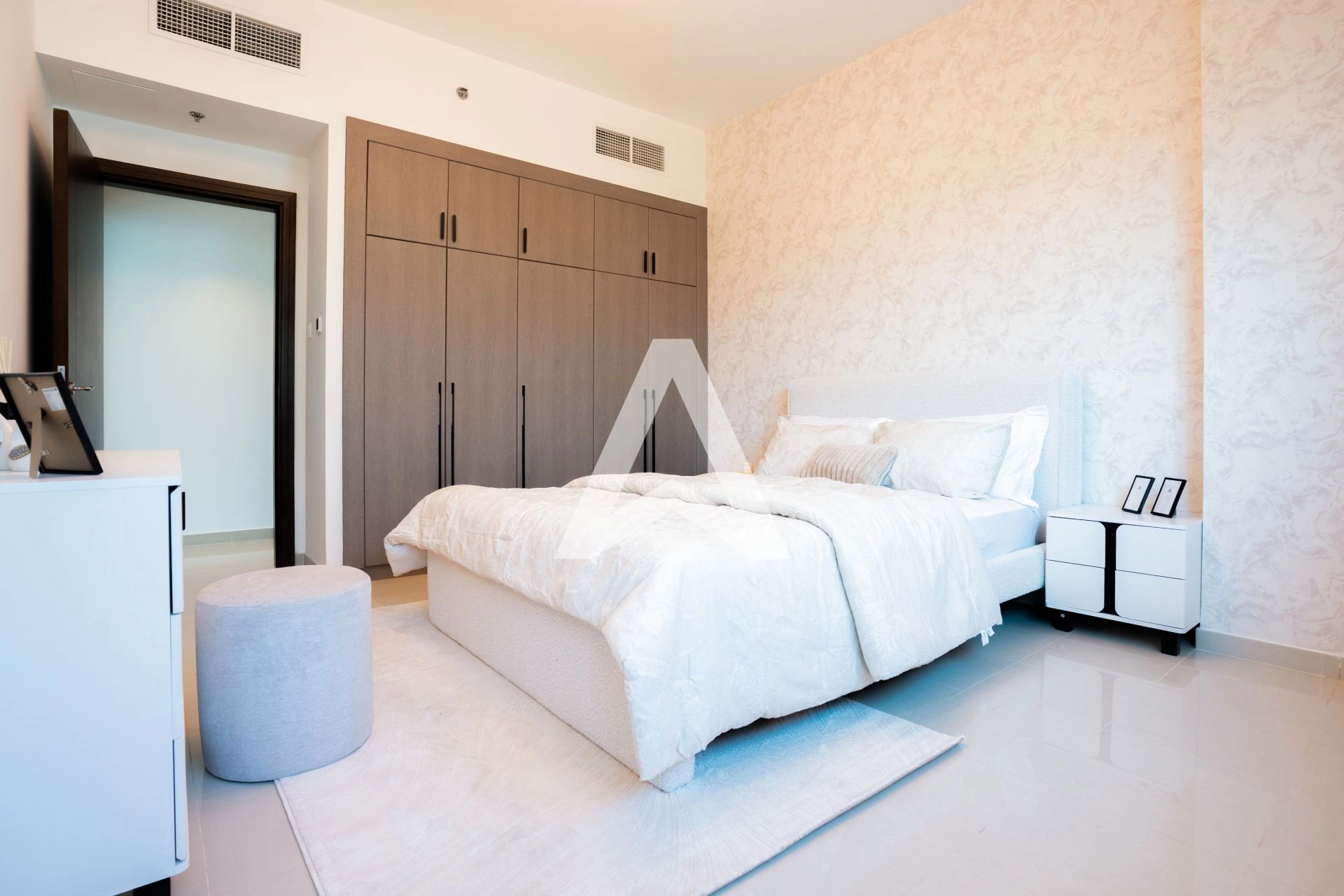 Displayed image from the thumbnail slider