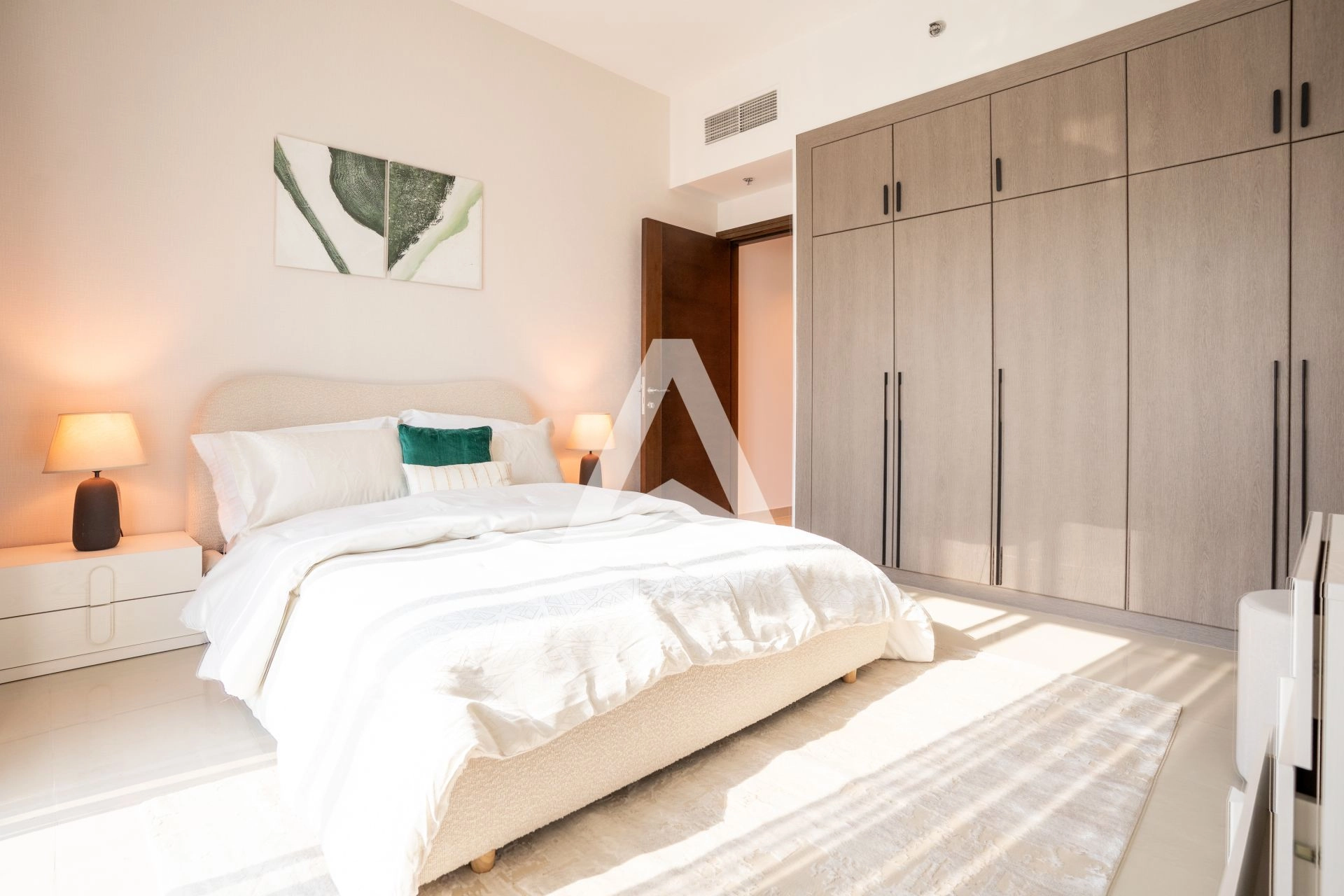 Displayed image from the thumbnail slider