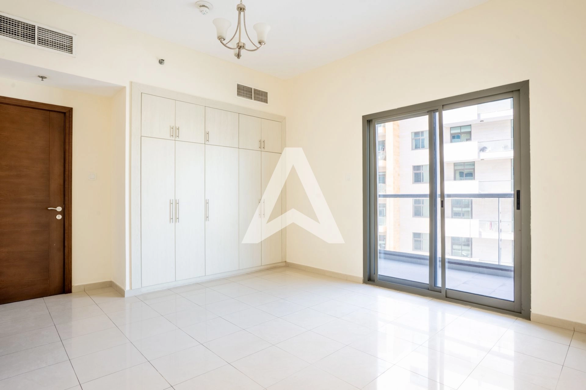 Displayed image from the thumbnail slider