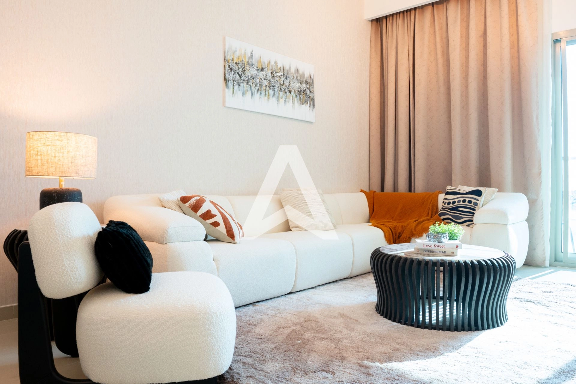 Displayed image from the thumbnail slider