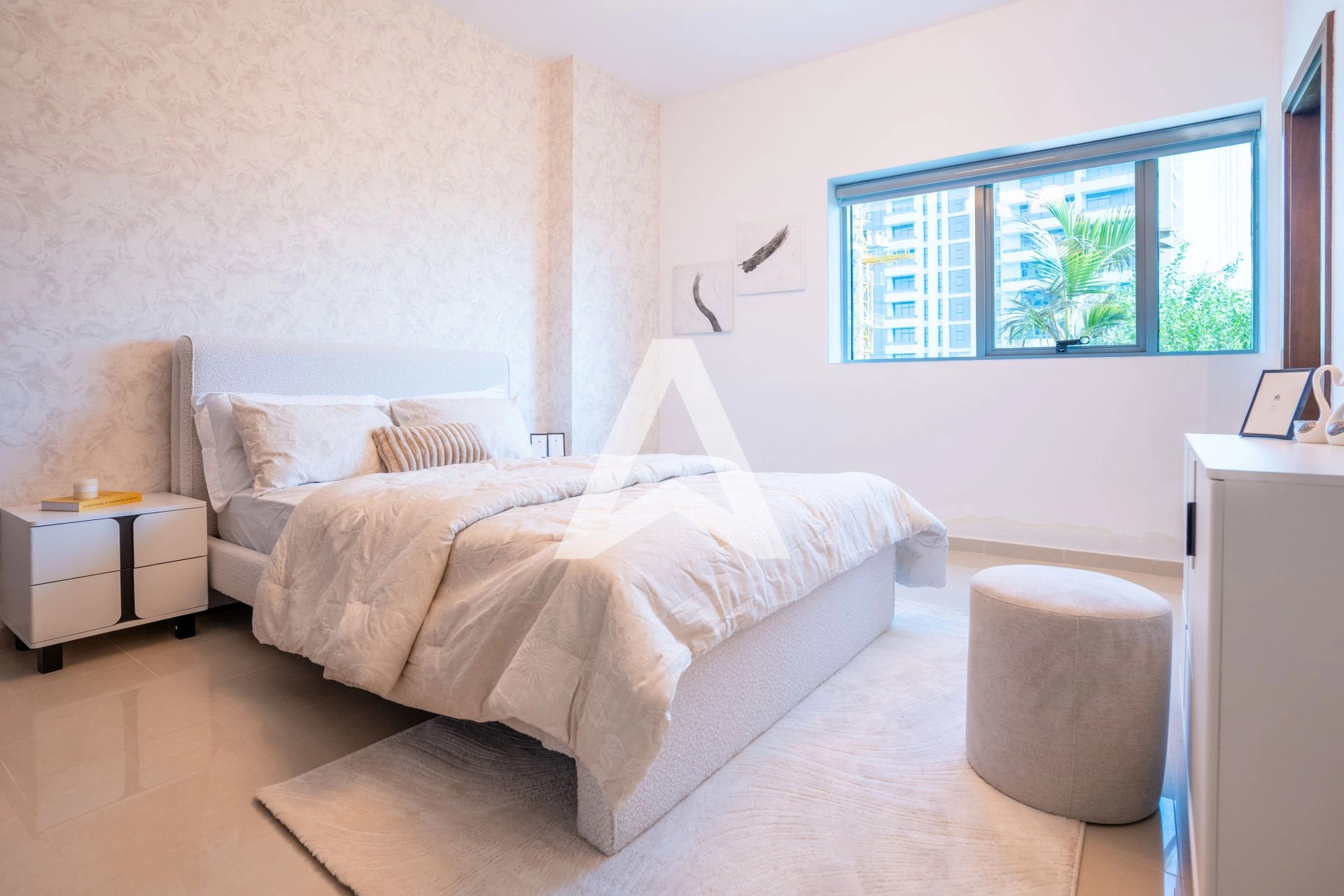 Displayed image from the thumbnail slider