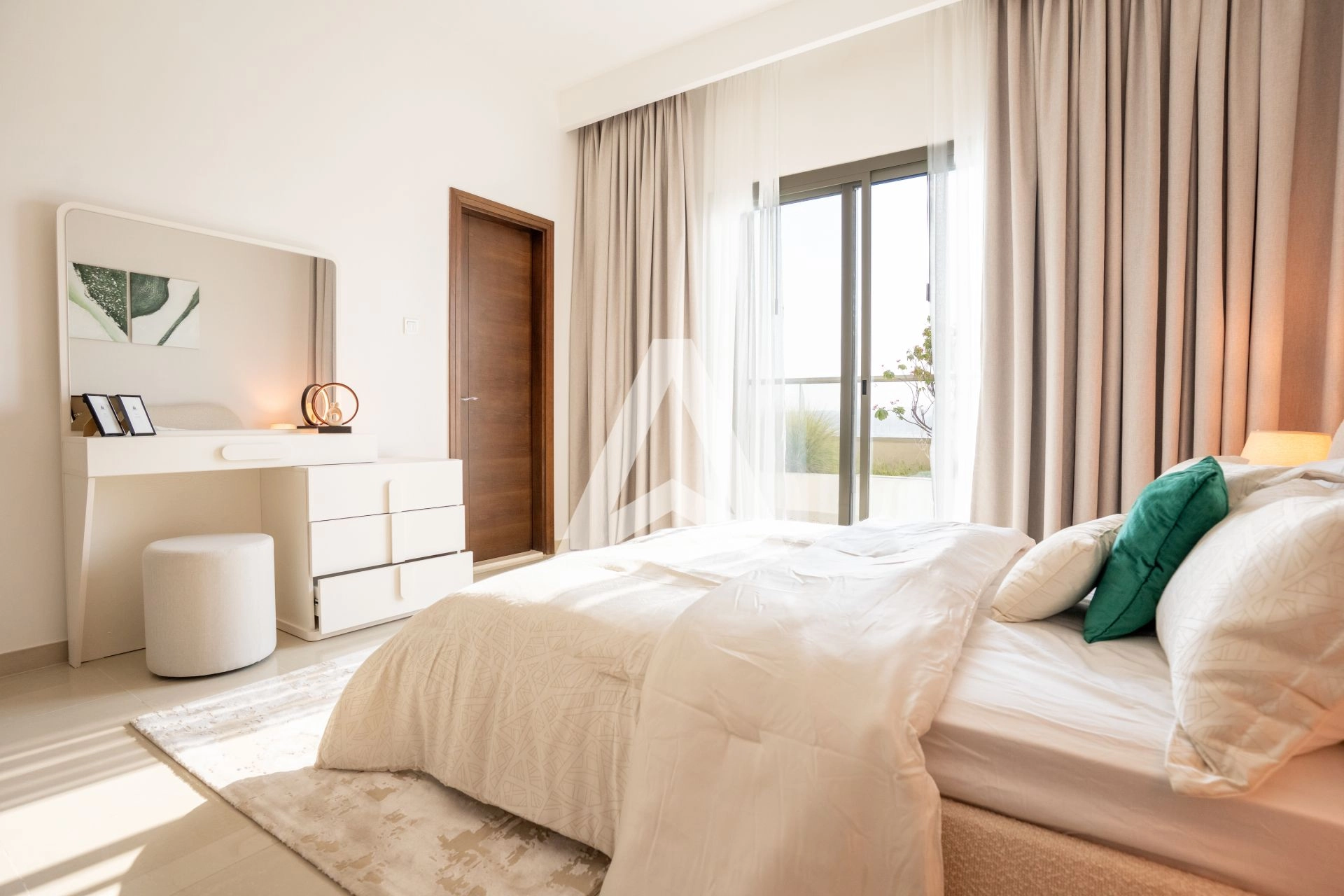 Displayed image from the thumbnail slider