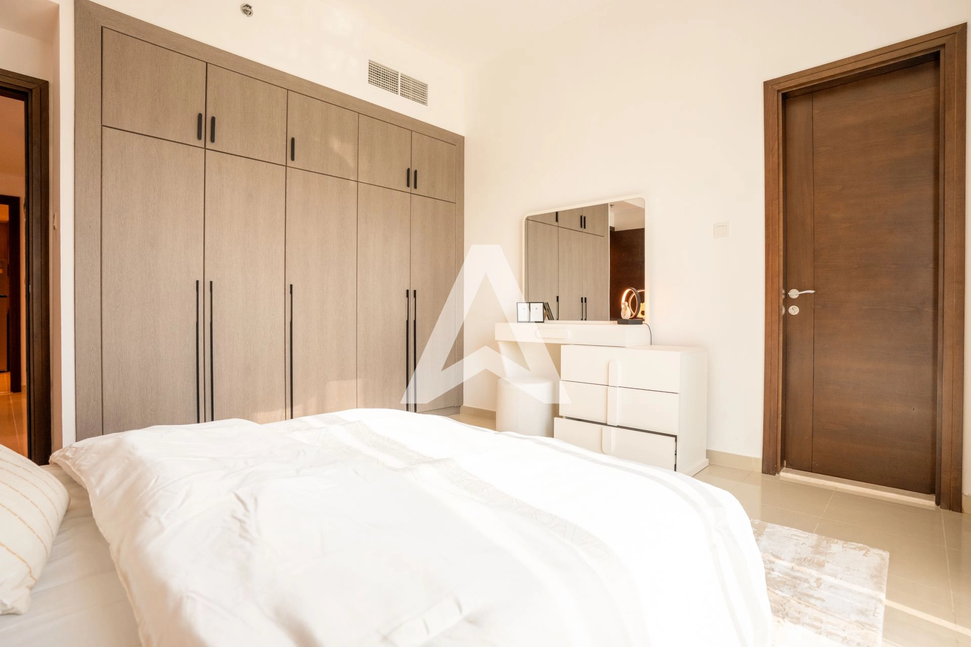 Displayed image from the thumbnail slider