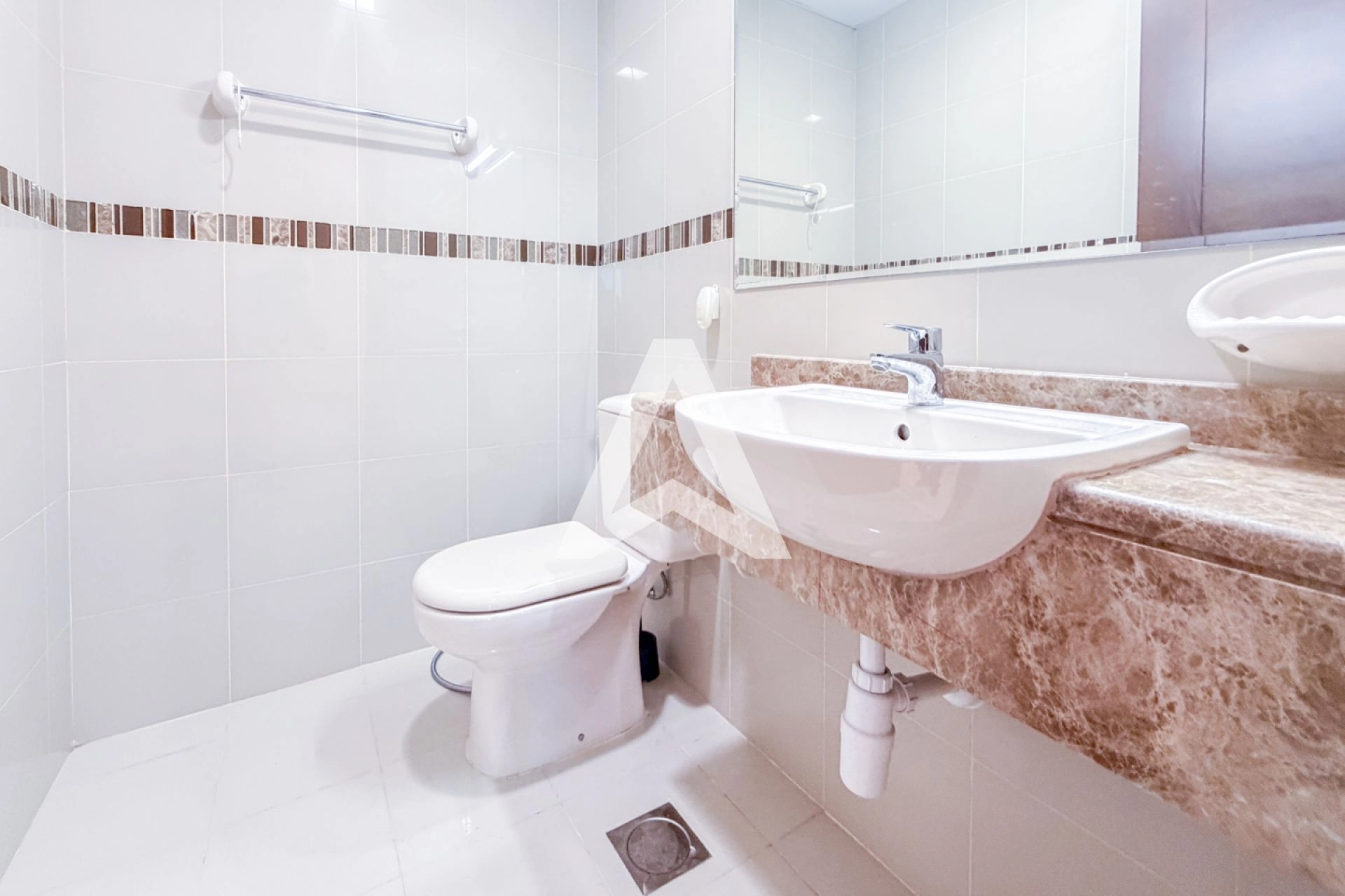 Displayed image from the thumbnail slider