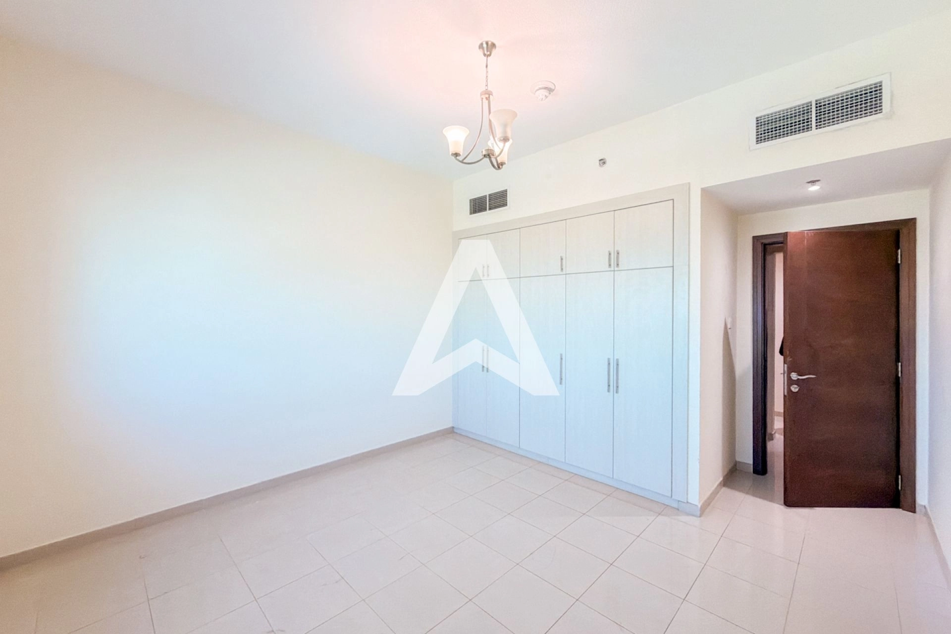 Displayed image from the thumbnail slider