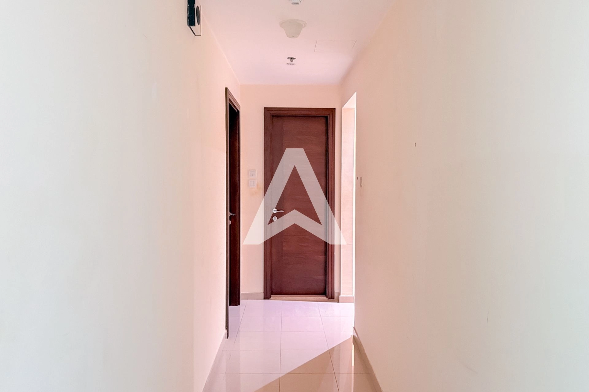 Displayed image from the thumbnail slider