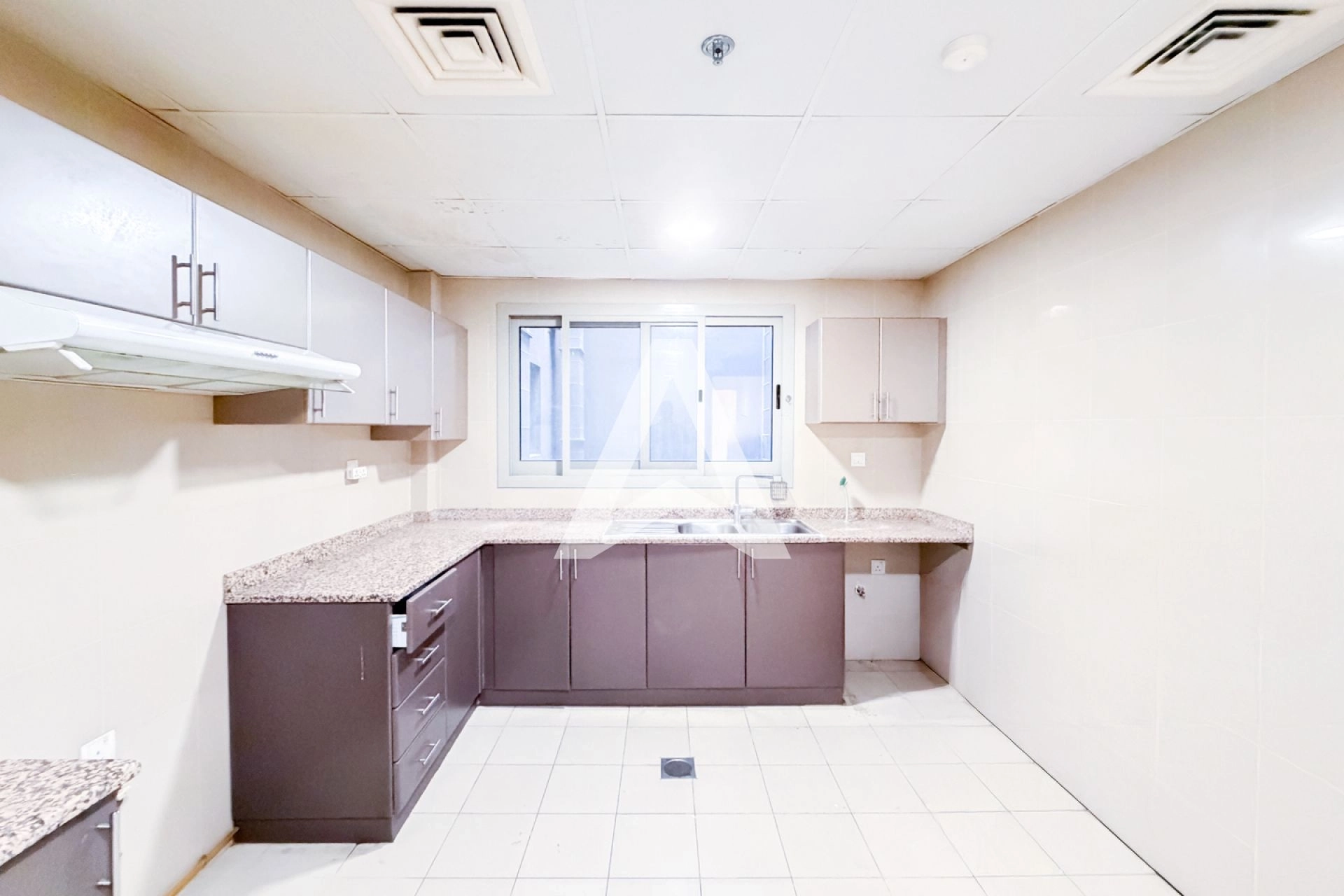 Displayed image from the thumbnail slider