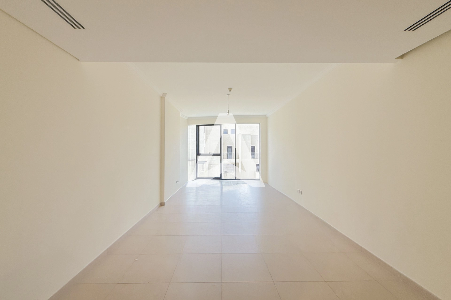 Displayed image from the thumbnail slider