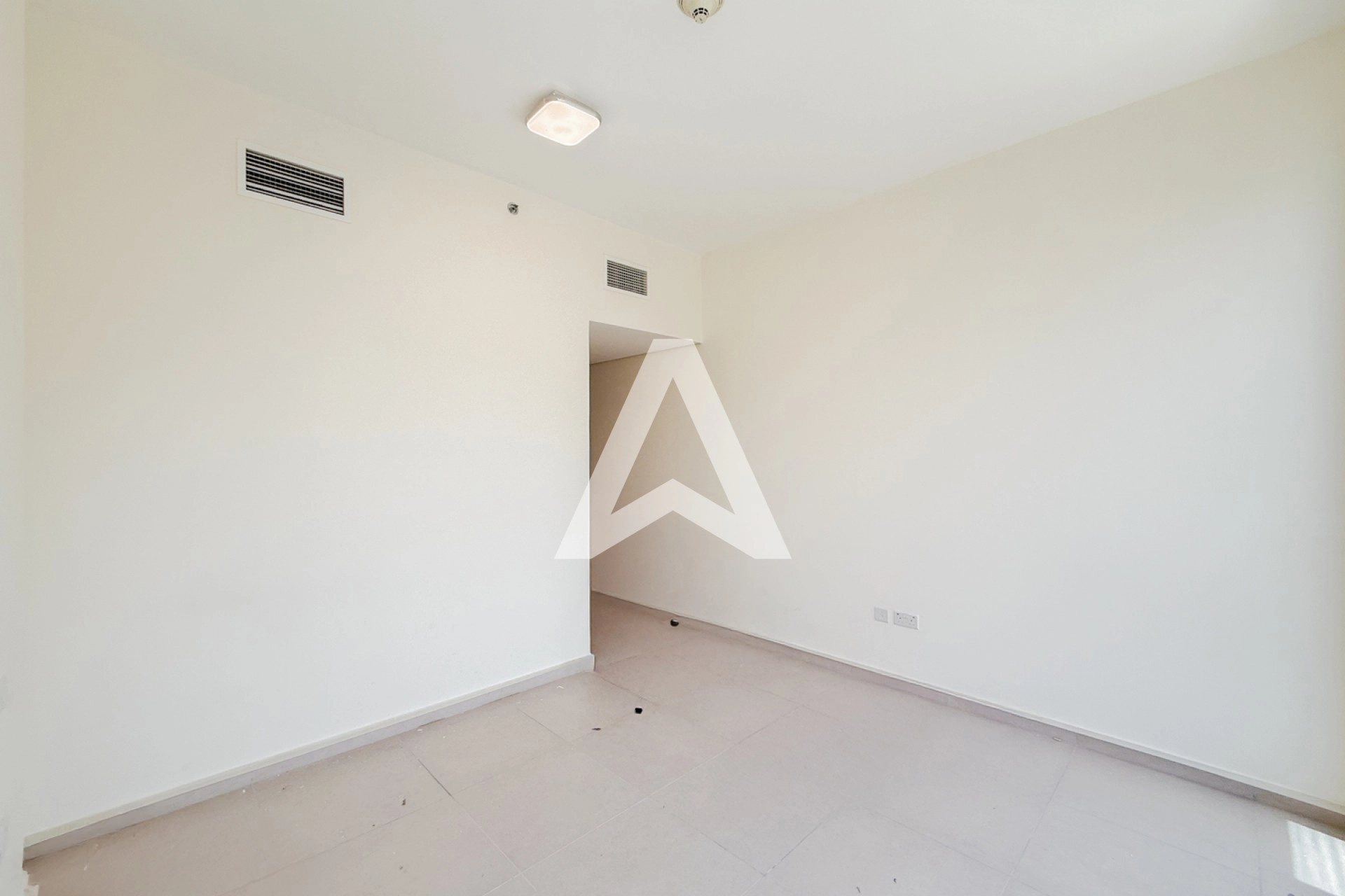 Displayed image from the thumbnail slider