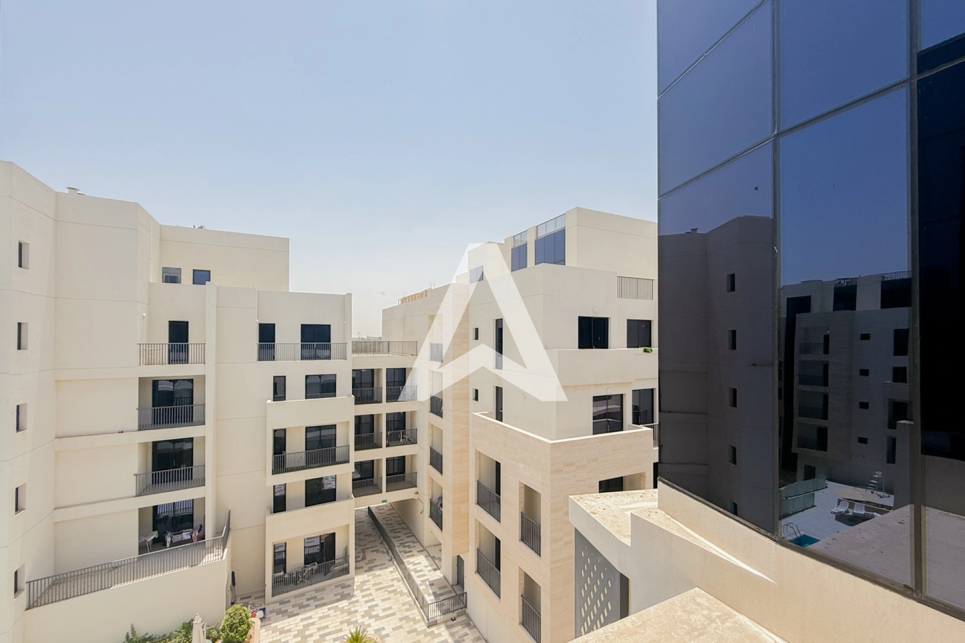 Displayed image from the thumbnail slider