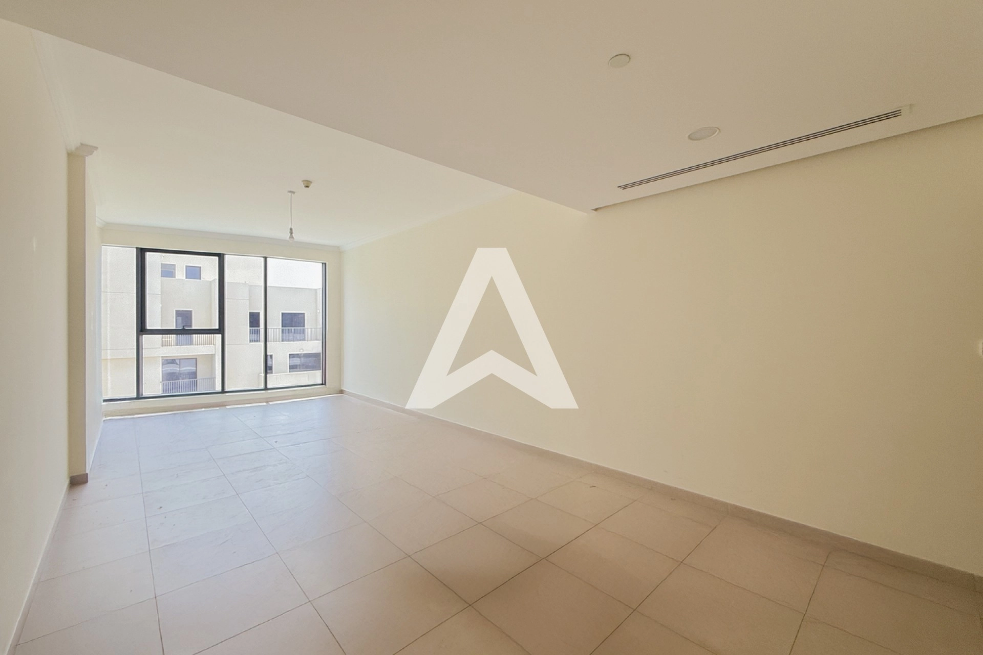 Displayed image from the thumbnail slider