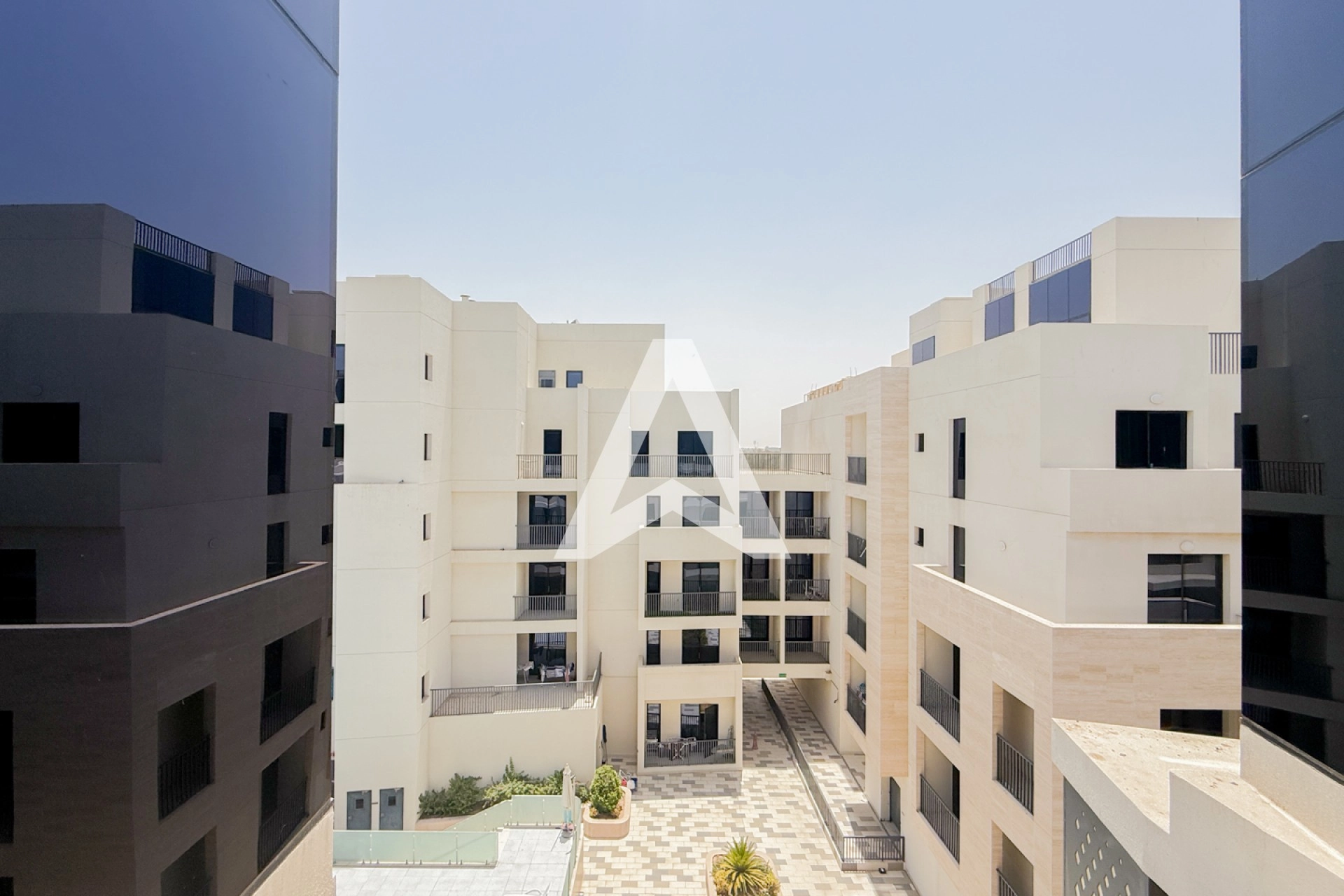 Displayed image from the thumbnail slider