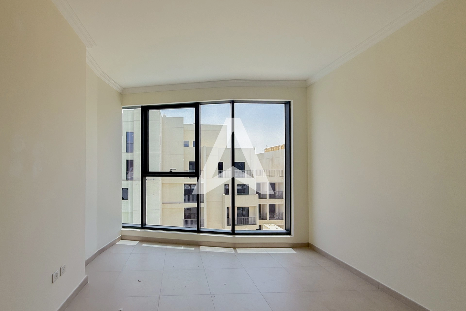 Displayed image from the thumbnail slider