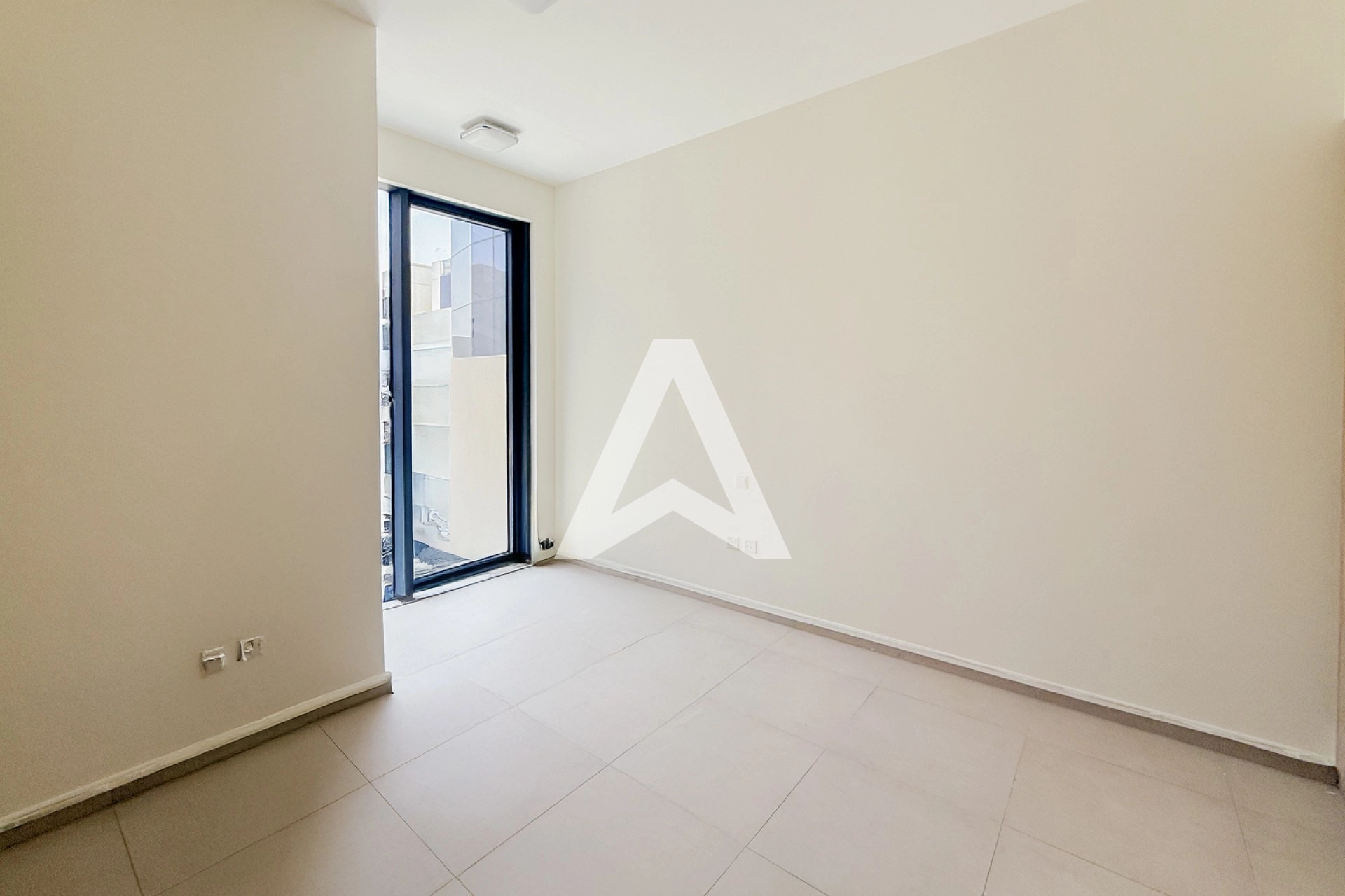 Displayed image from the thumbnail slider