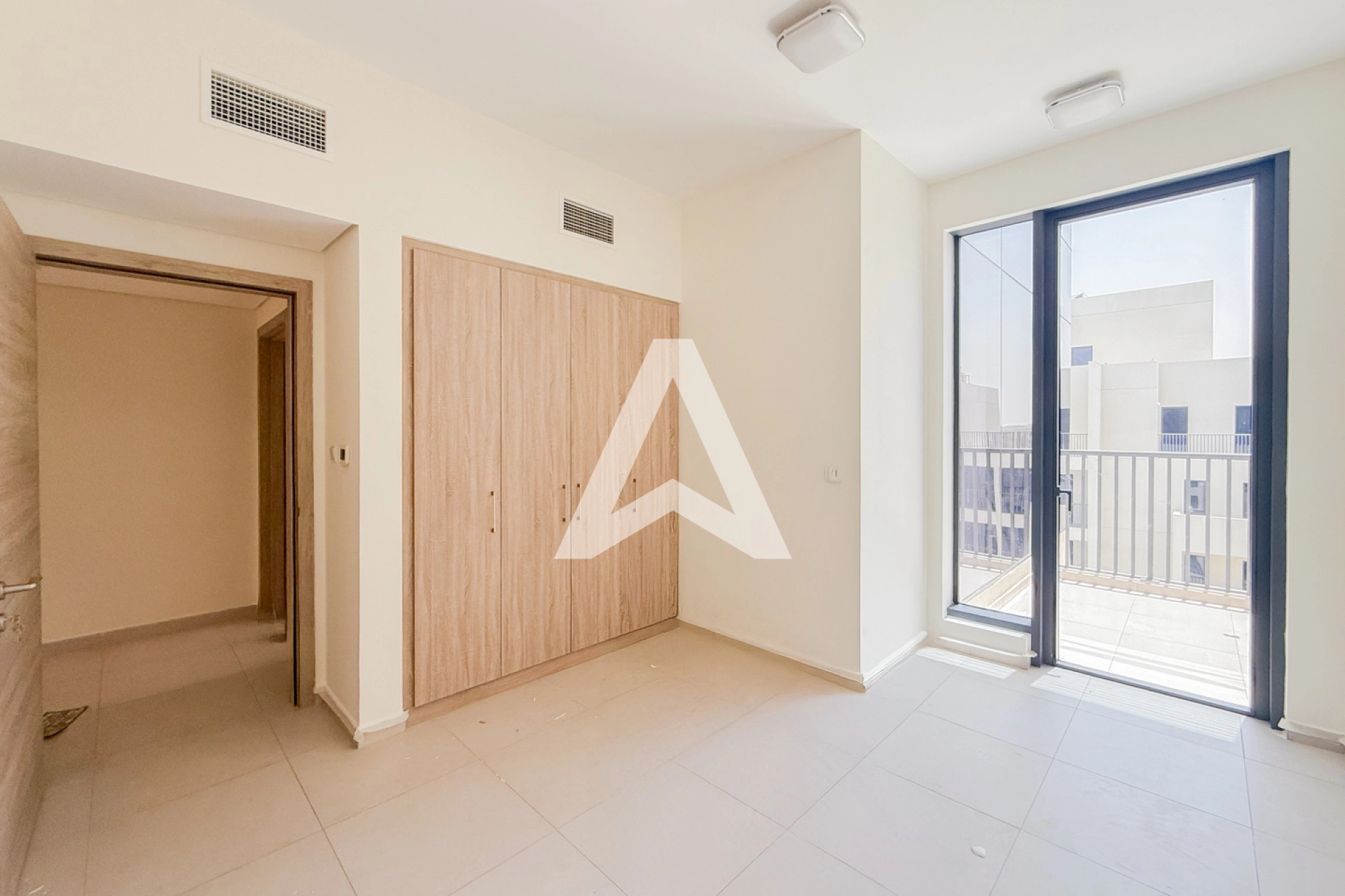 Displayed image from the thumbnail slider