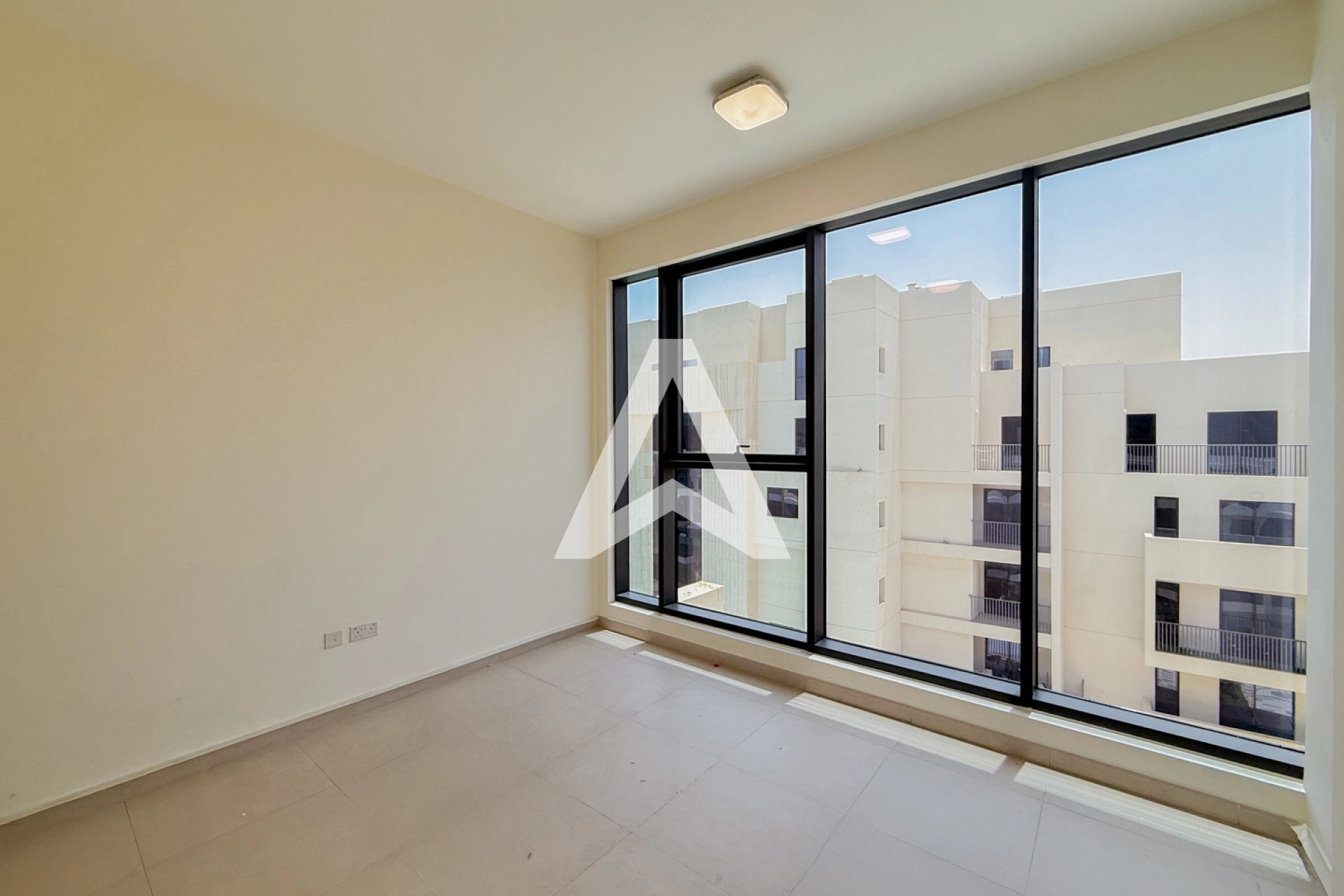 Displayed image from the thumbnail slider