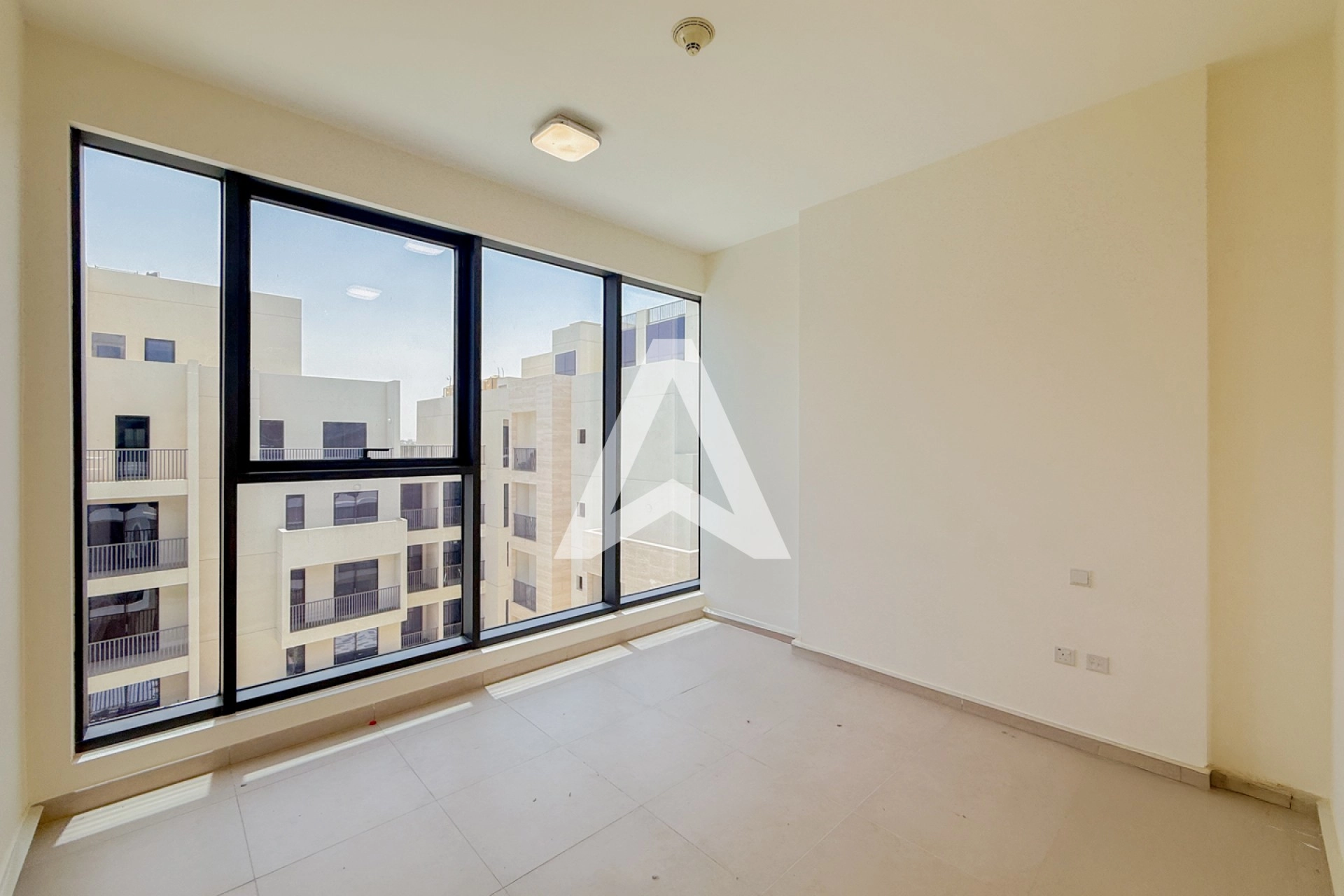 Displayed image from the thumbnail slider