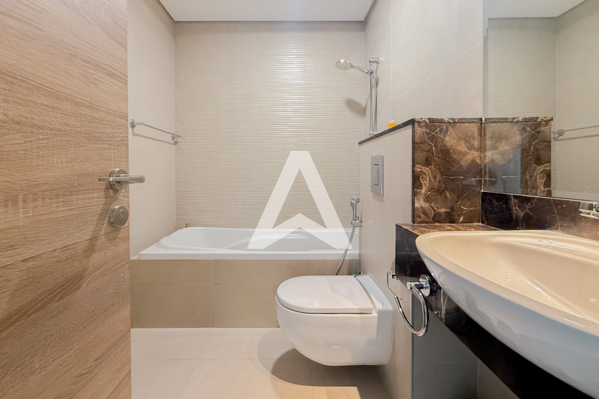 Displayed image from the thumbnail slider