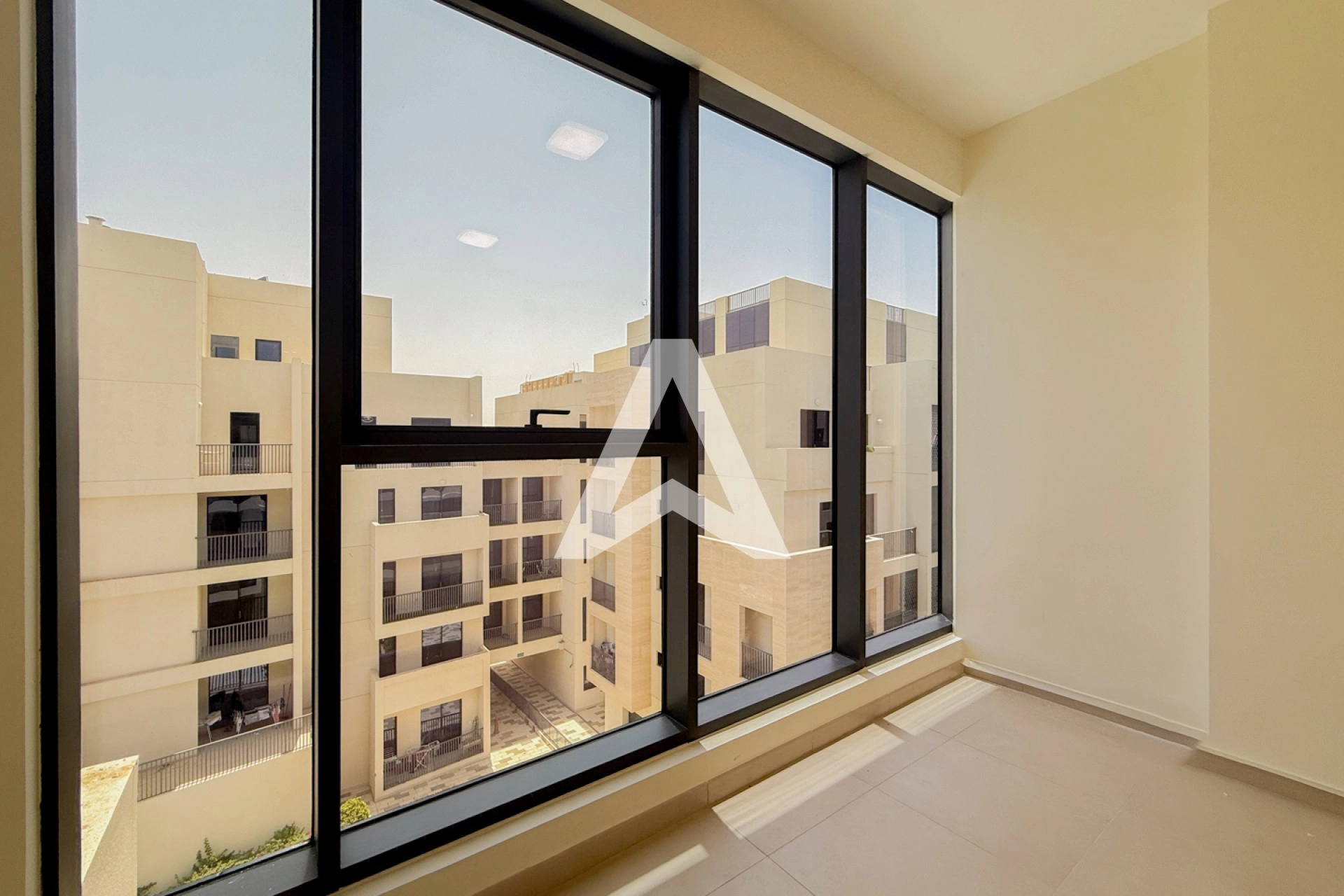 Displayed image from the thumbnail slider