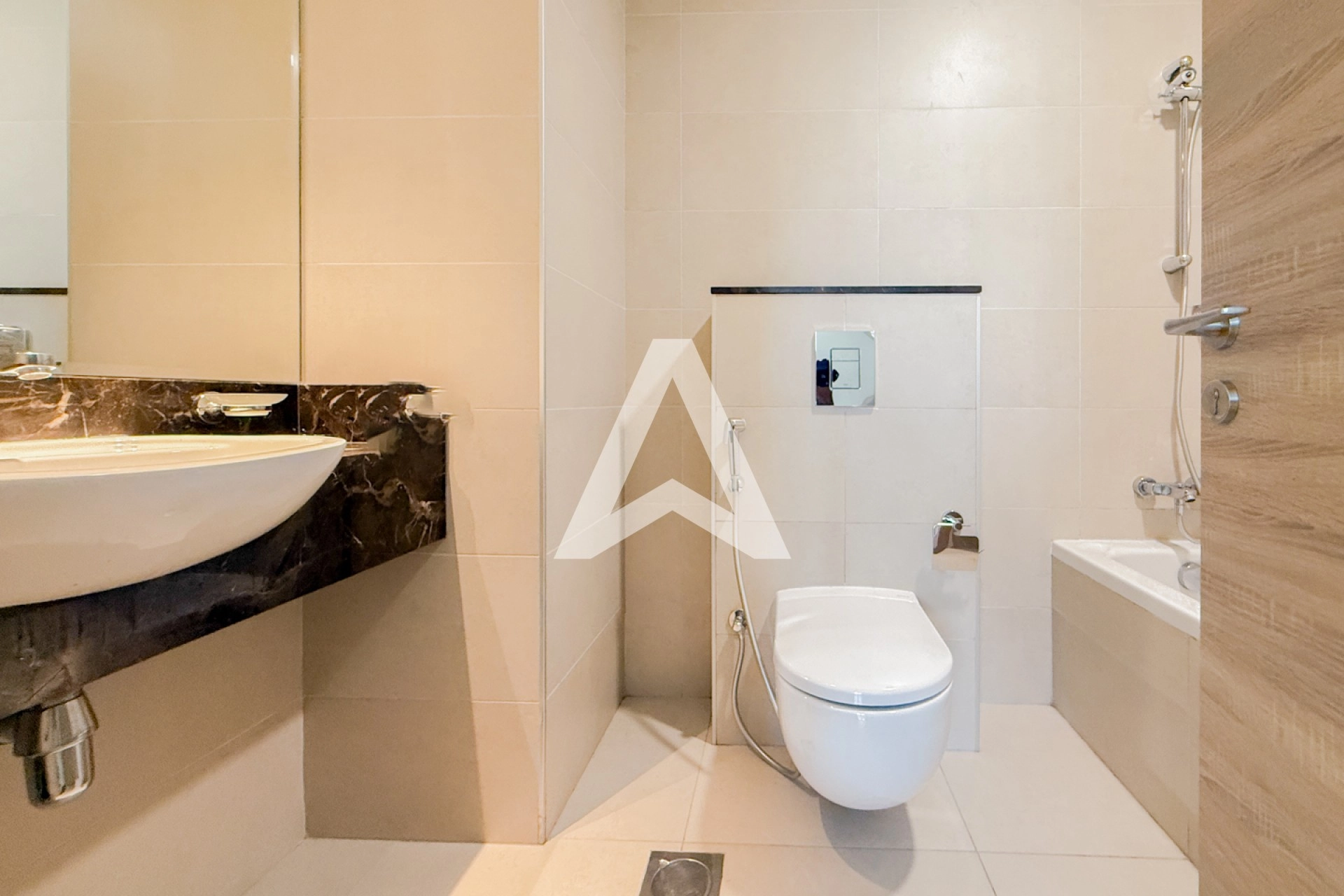 Displayed image from the thumbnail slider