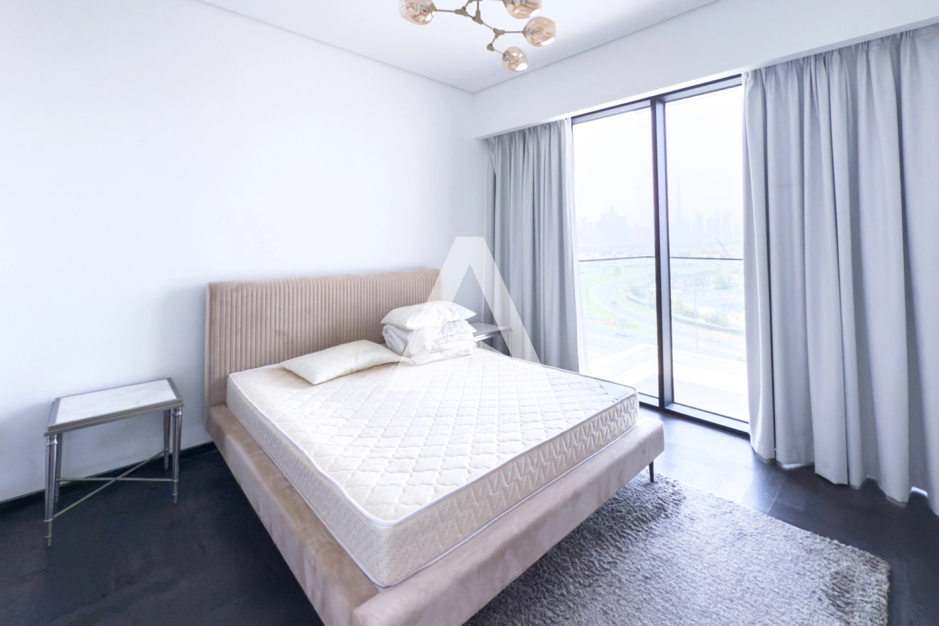 Displayed image from the thumbnail slider