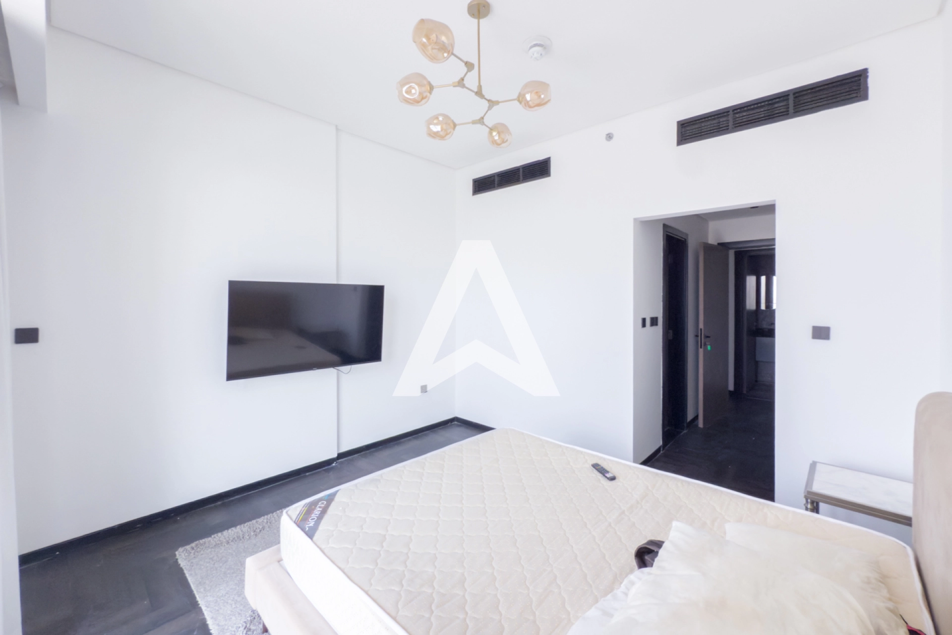 Displayed image from the thumbnail slider