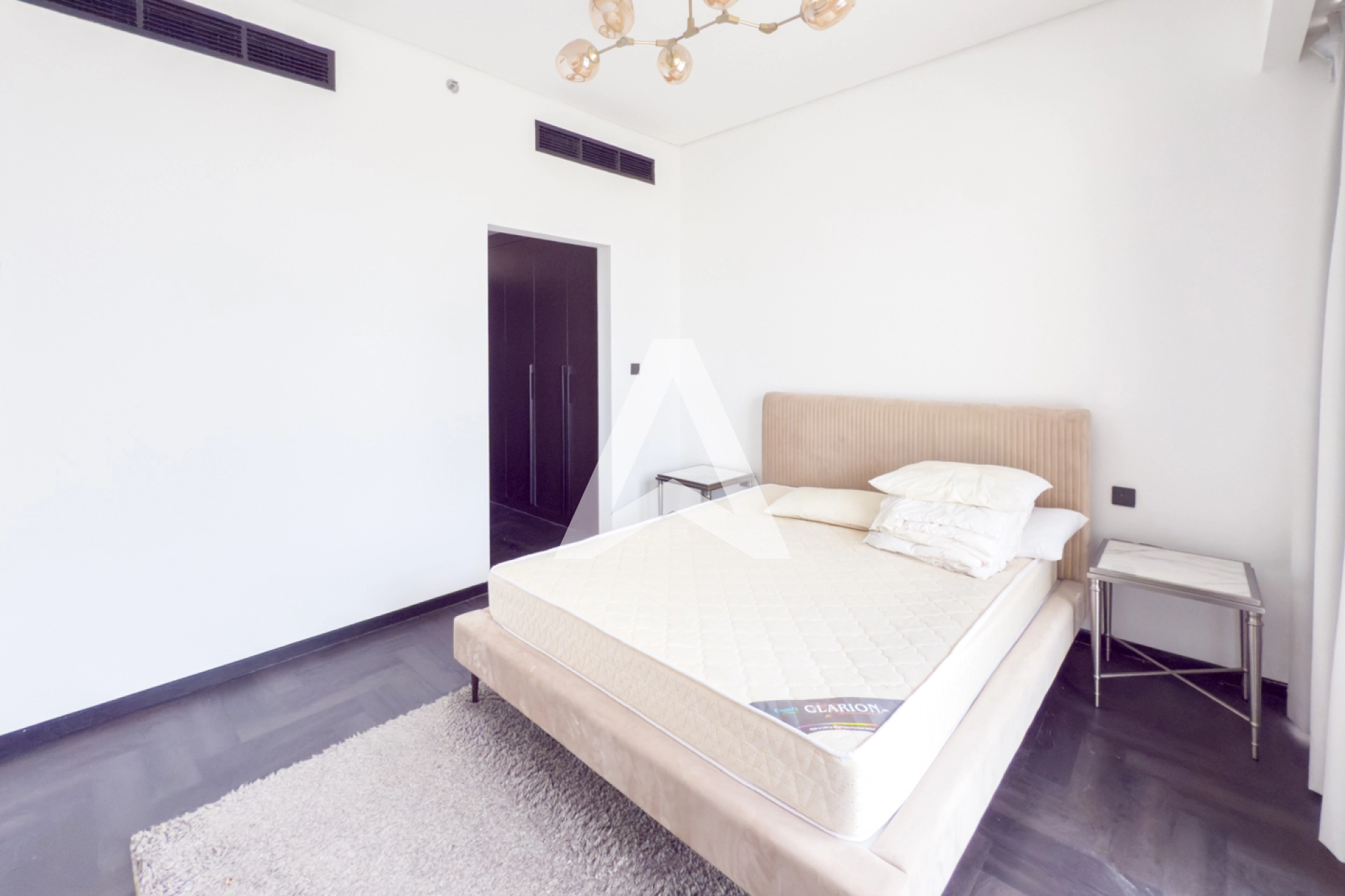 Displayed image from the thumbnail slider