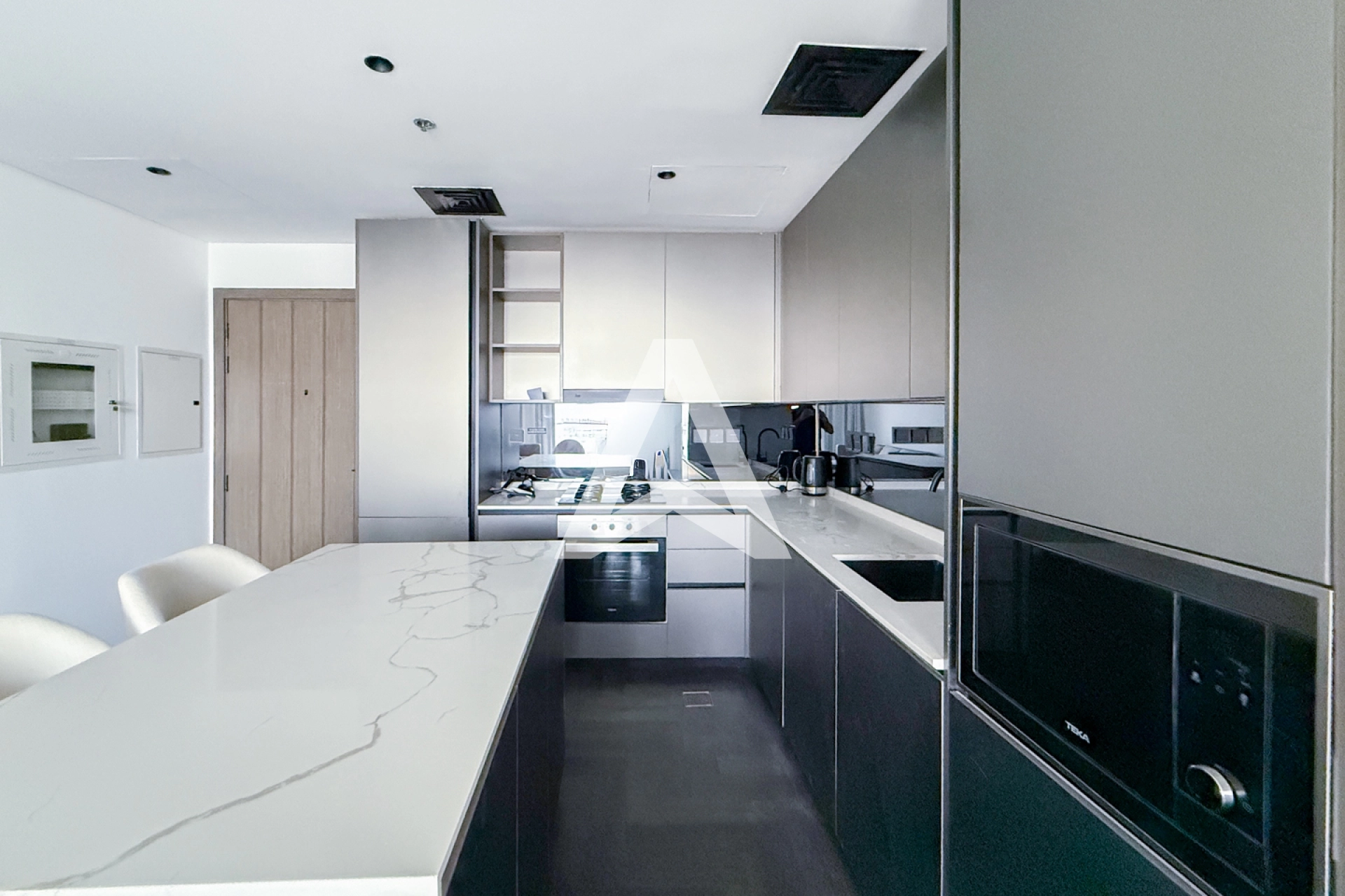 Displayed image from the thumbnail slider