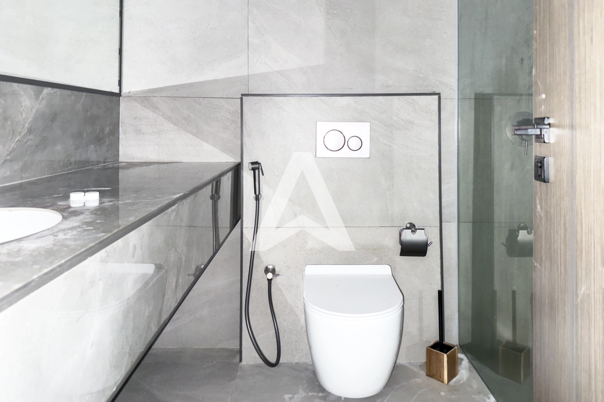 Displayed image from the thumbnail slider