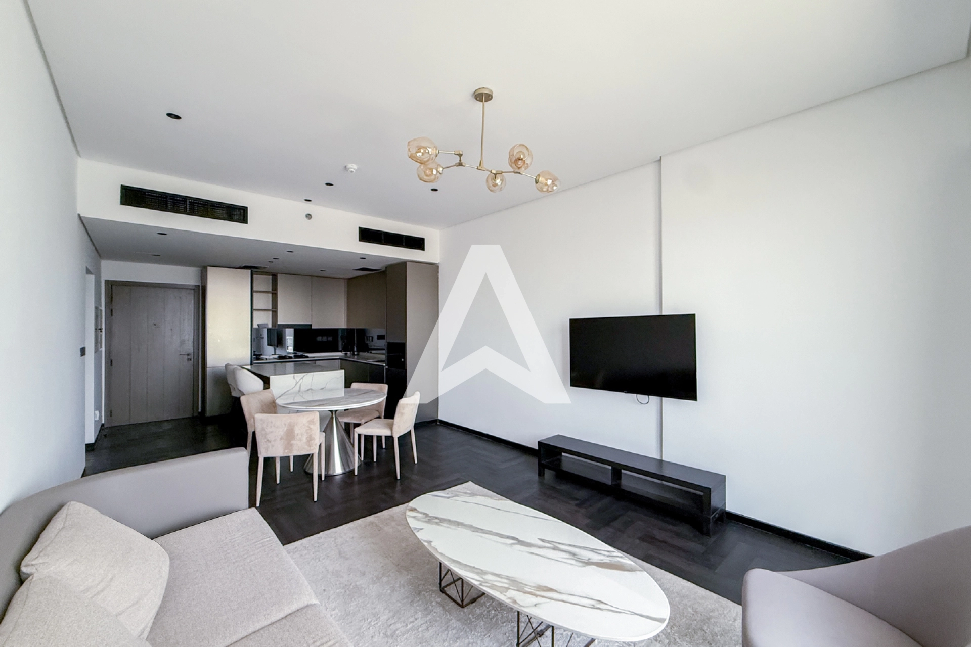 Displayed image from the thumbnail slider