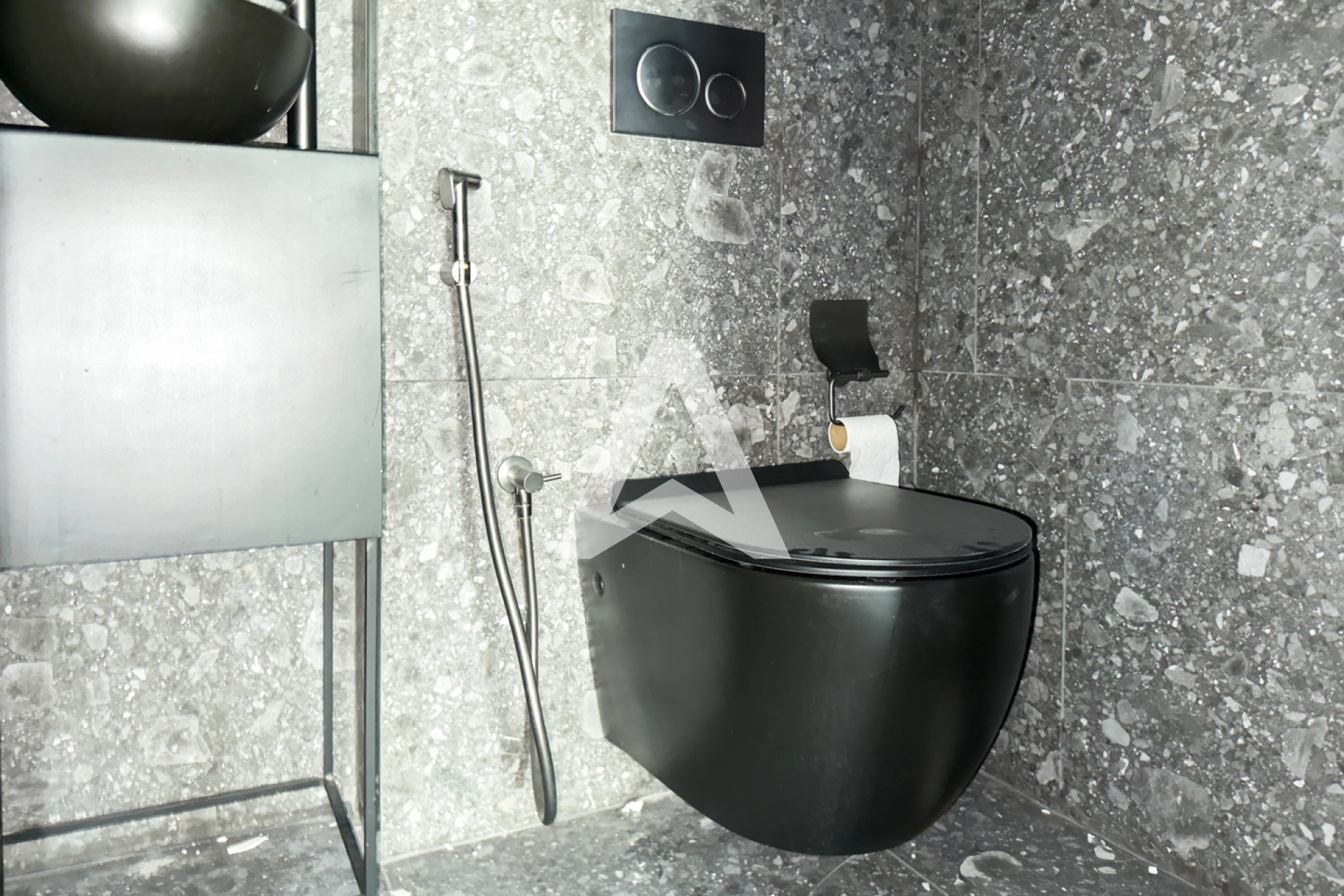 Displayed image from the thumbnail slider