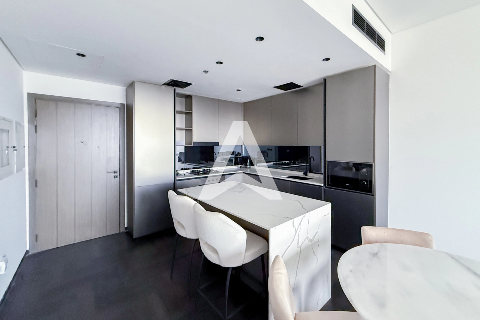 Displayed image from the thumbnail slider