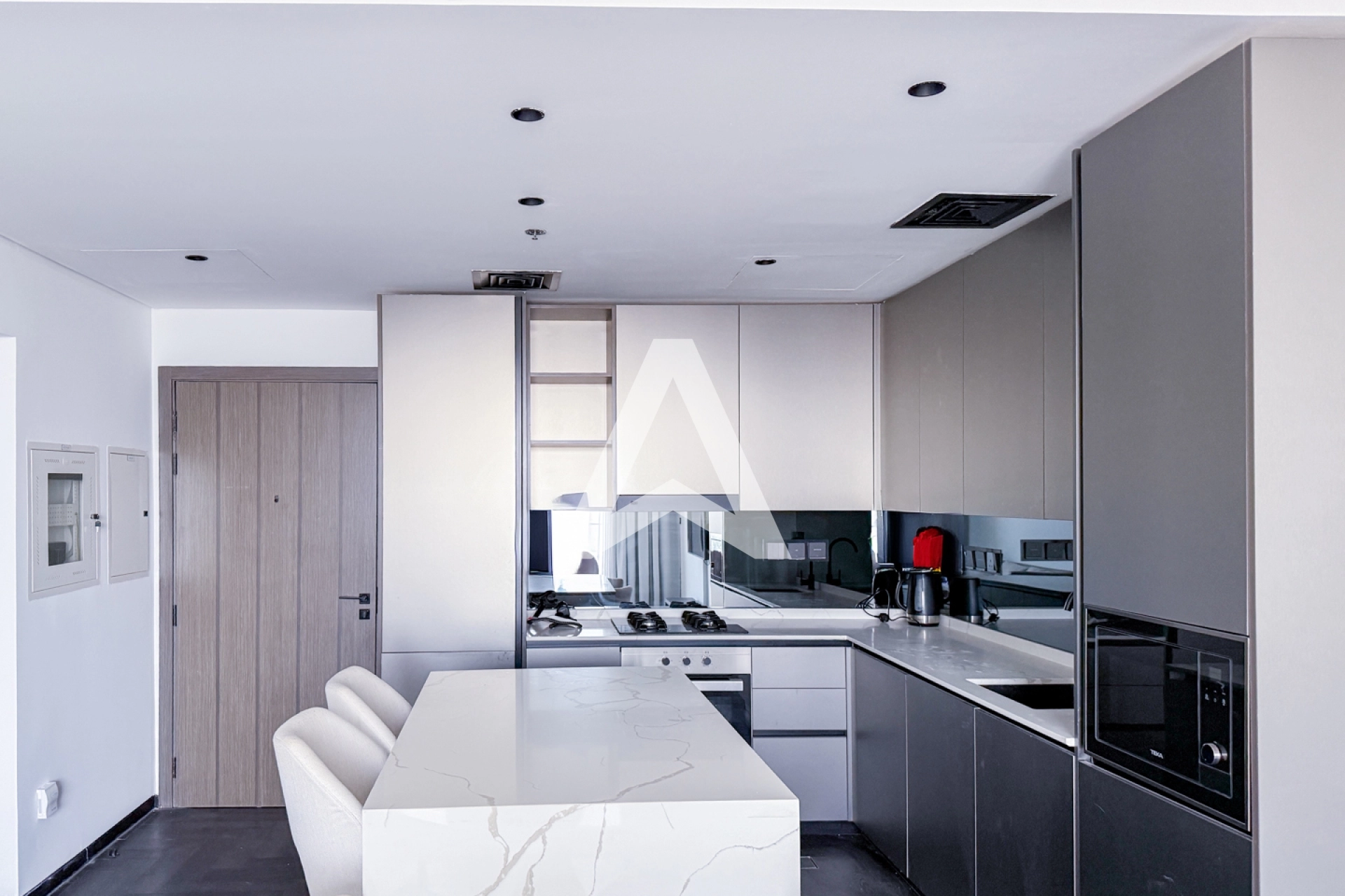 Displayed image from the thumbnail slider