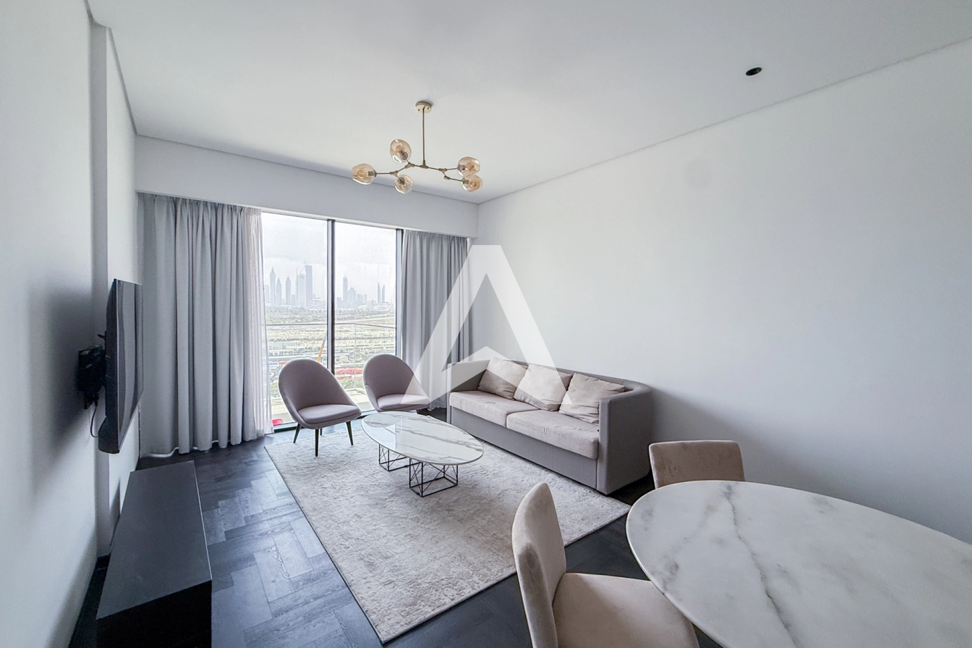 Displayed image from the thumbnail slider