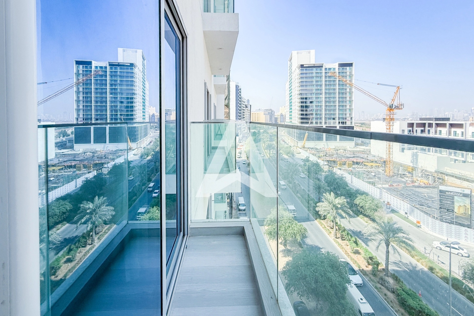 Displayed image from the thumbnail slider