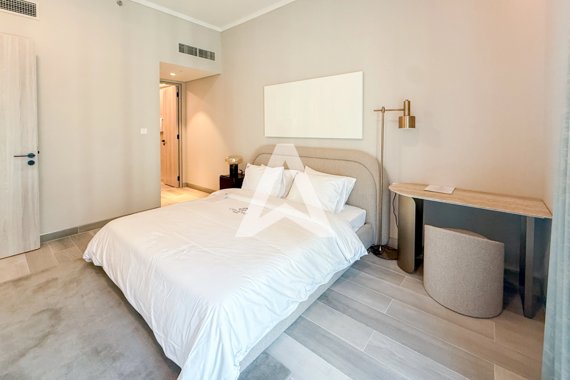 Displayed image from the thumbnail slider