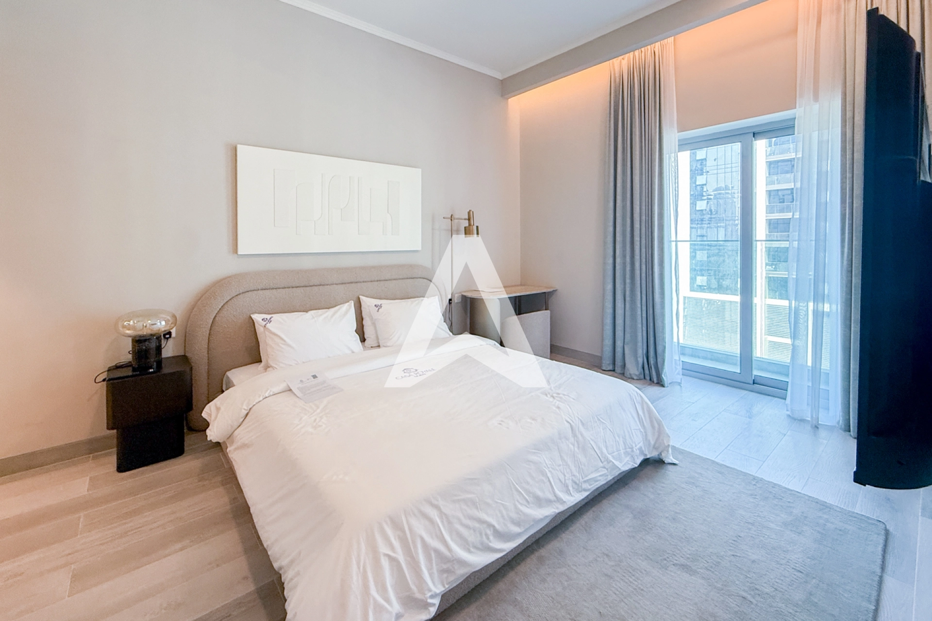 Displayed image from the thumbnail slider