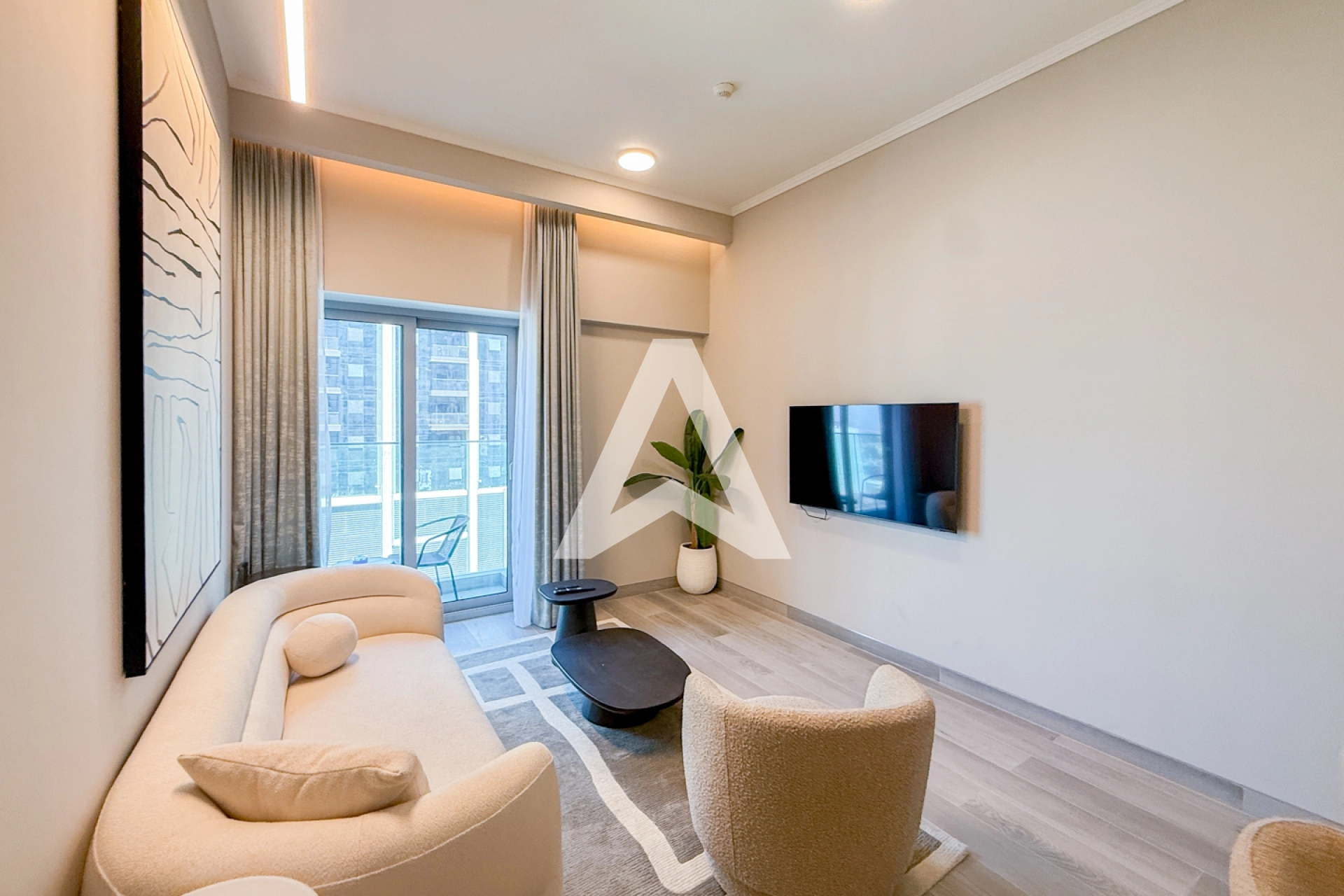 Displayed image from the thumbnail slider