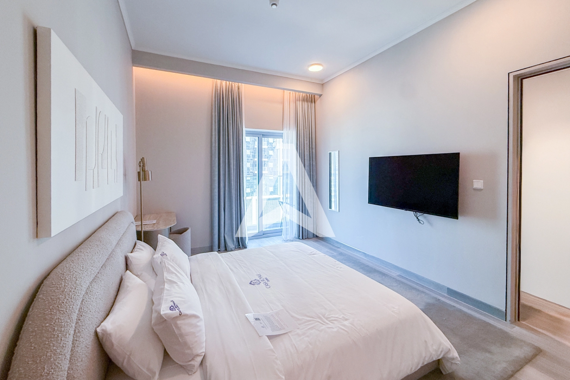 Displayed image from the thumbnail slider