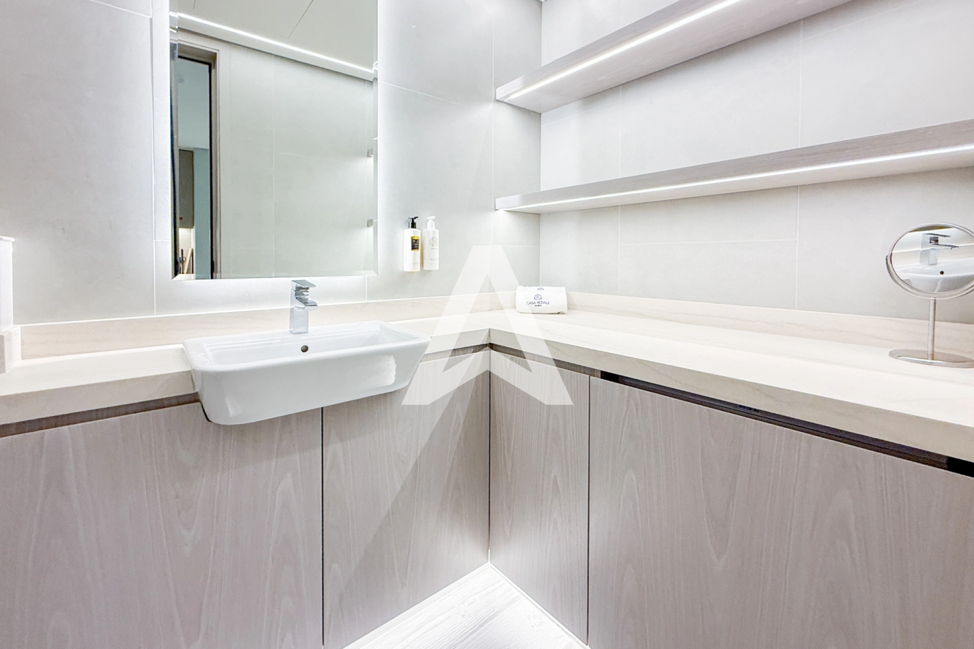 Displayed image from the thumbnail slider