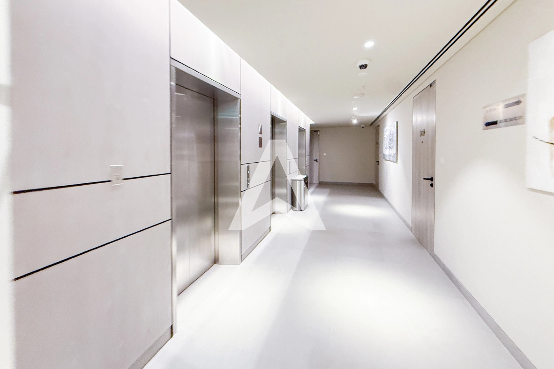 Displayed image from the thumbnail slider