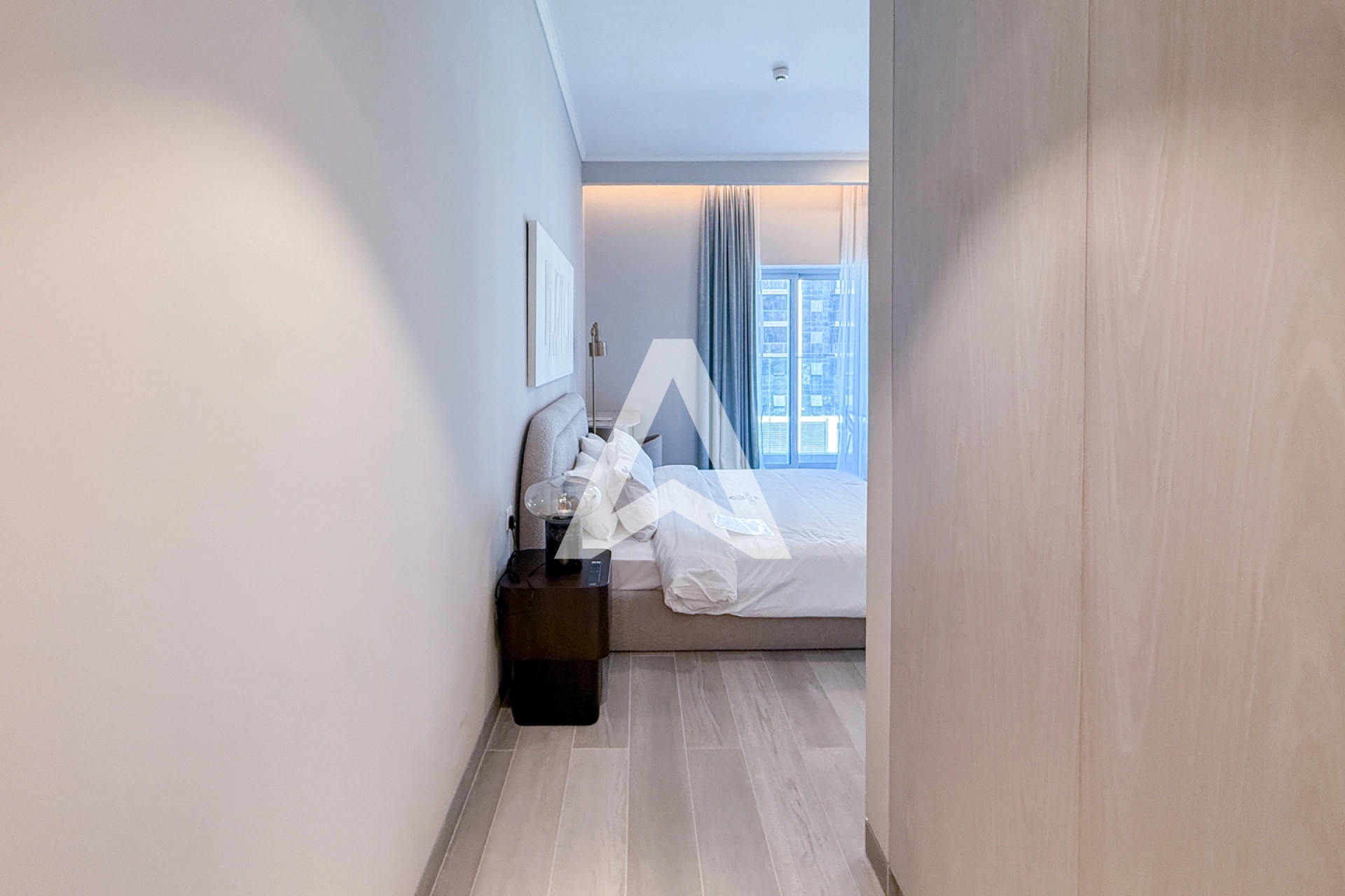 Displayed image from the thumbnail slider