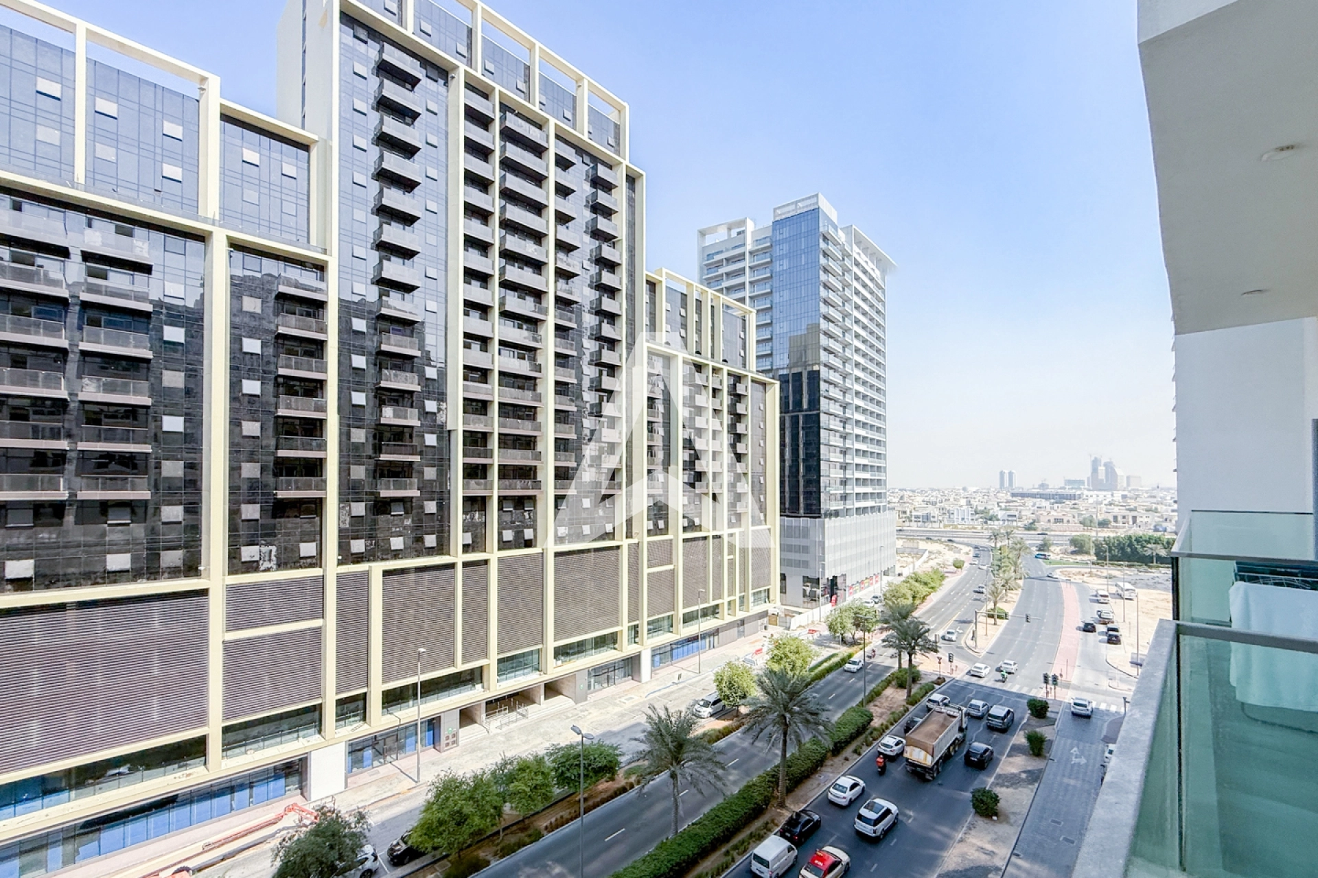 Displayed image from the thumbnail slider