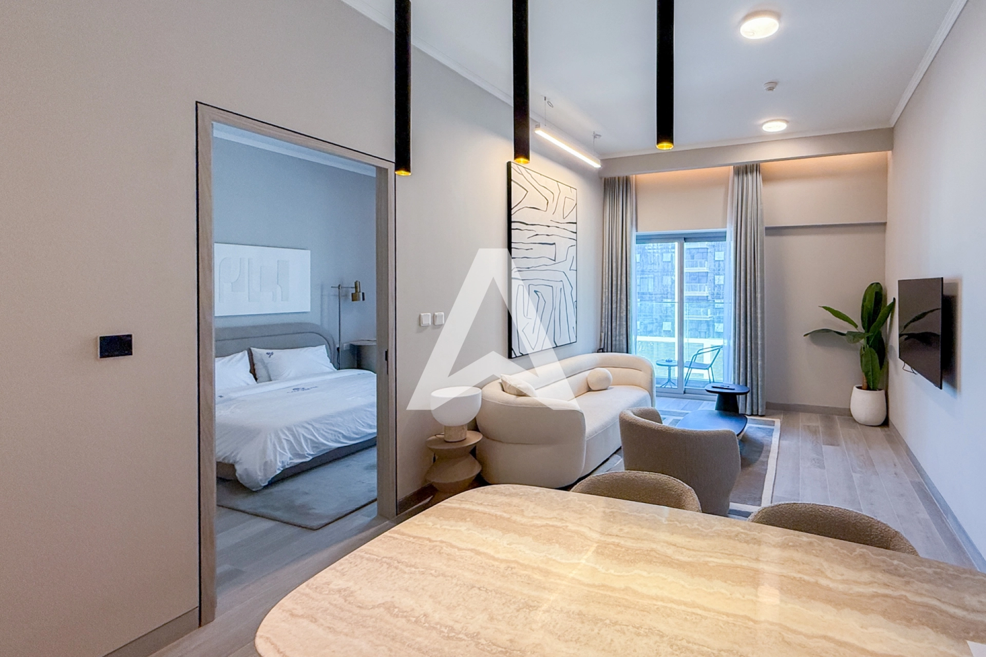 Displayed image from the thumbnail slider