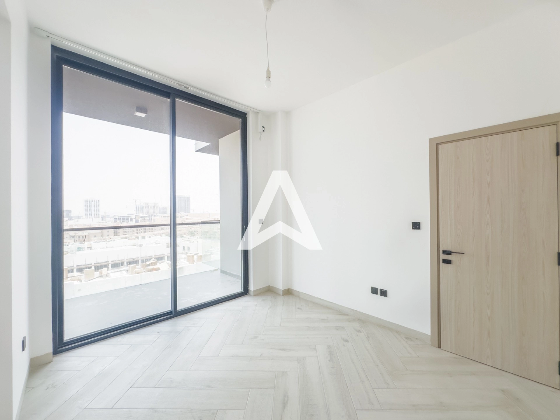 Displayed image from the thumbnail slider