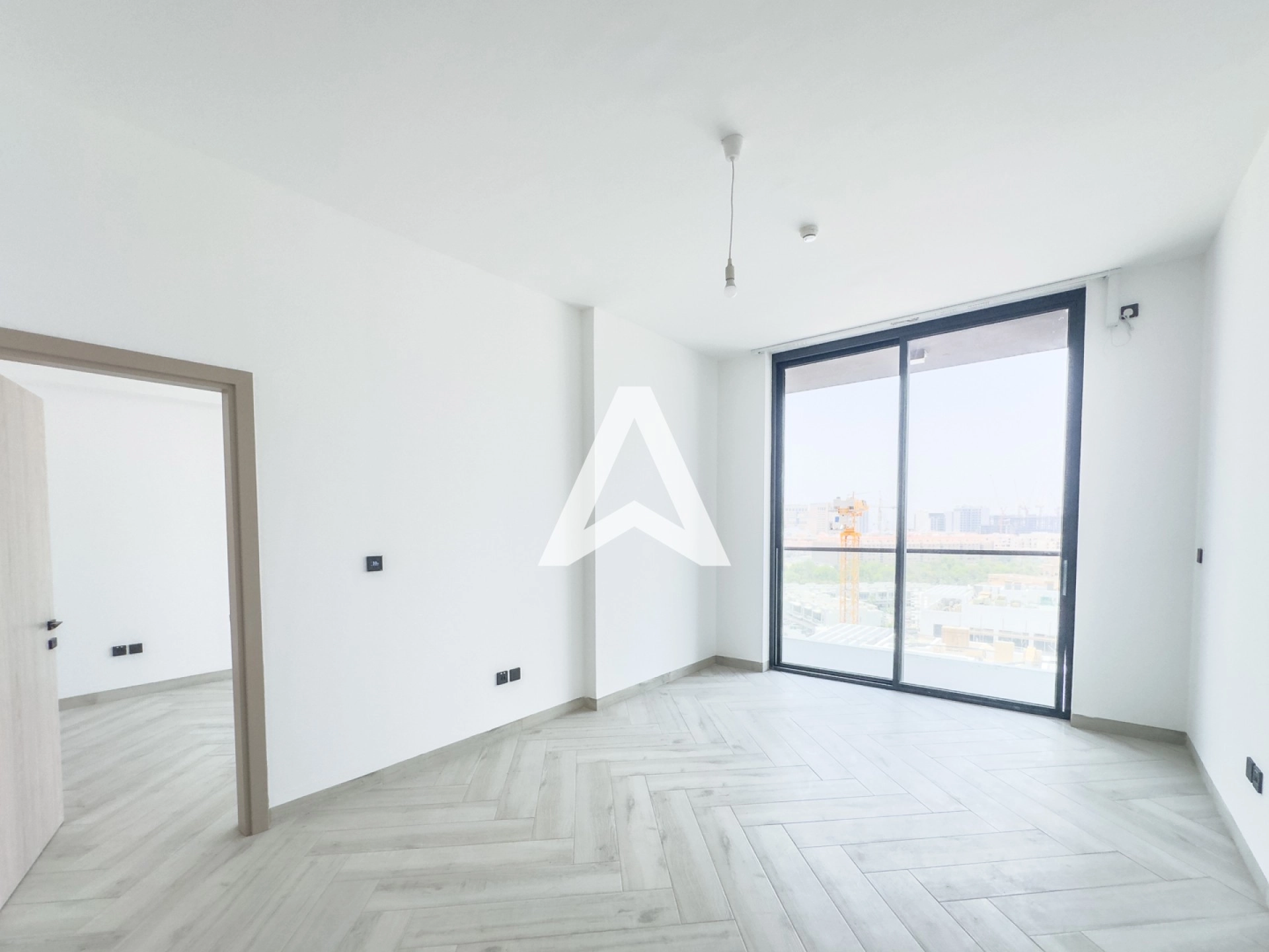 Displayed image from the thumbnail slider