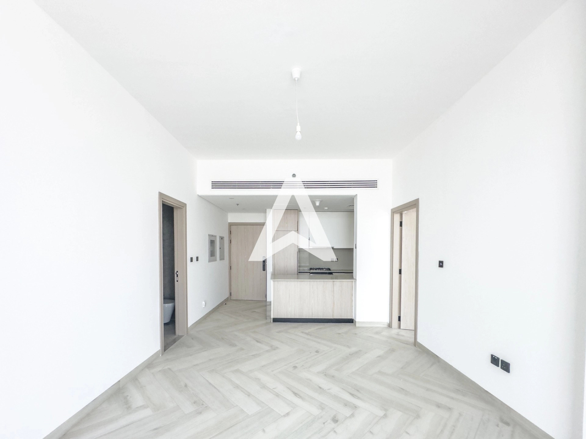 Displayed image from the thumbnail slider