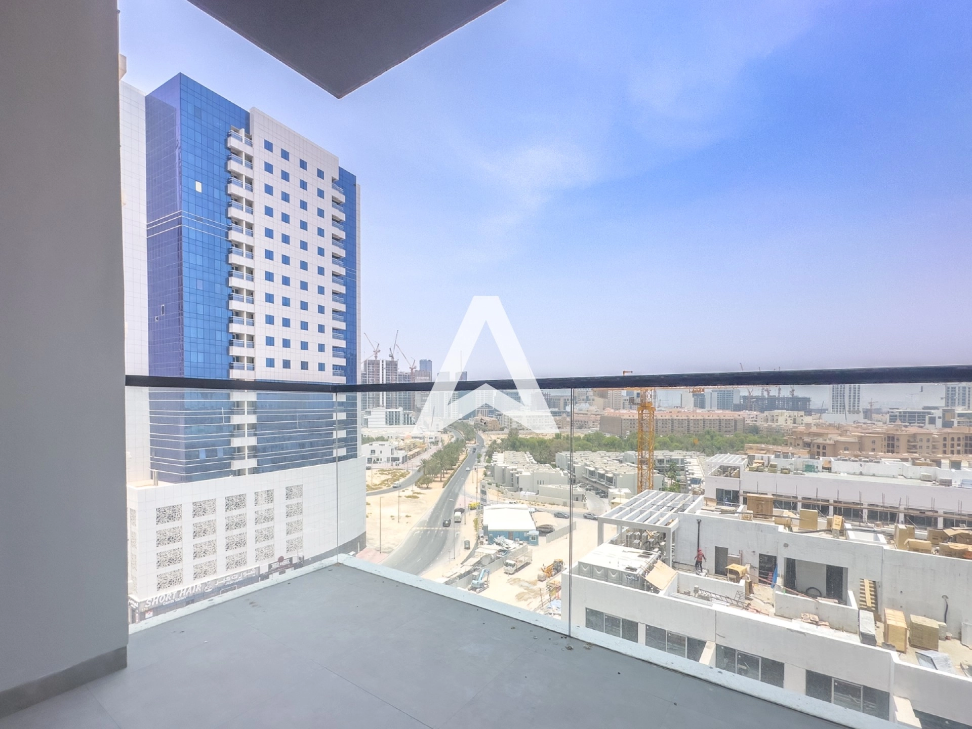 Displayed image from the thumbnail slider