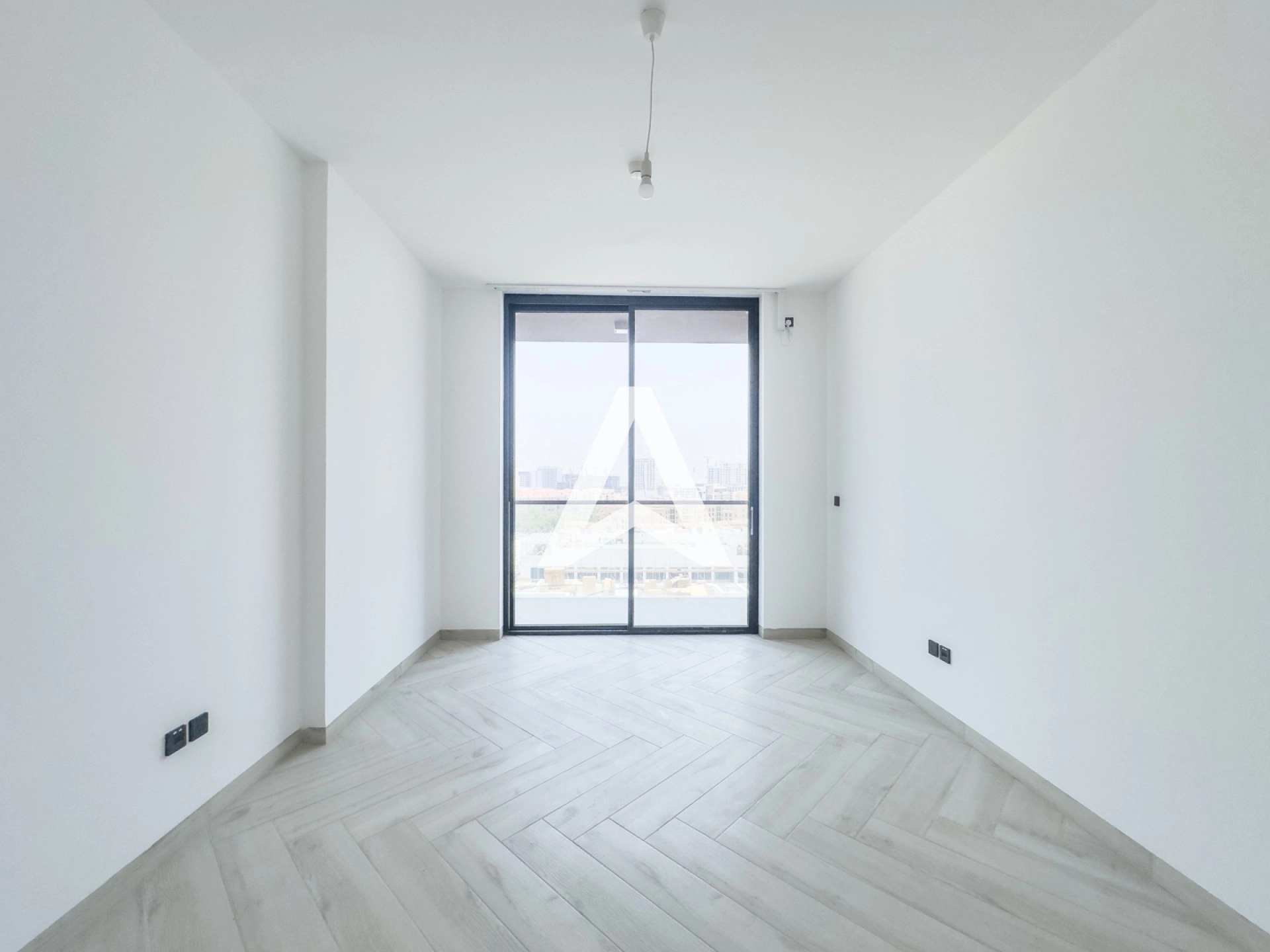 Displayed image from the thumbnail slider